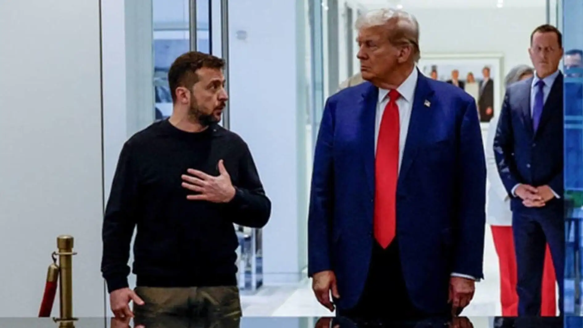 Zelenski ve Trump arasında yapılan görüşme sonrası bir görüntü. Zelenski ve Trump arasında yapılan görüşme sonrası bir görüntü.