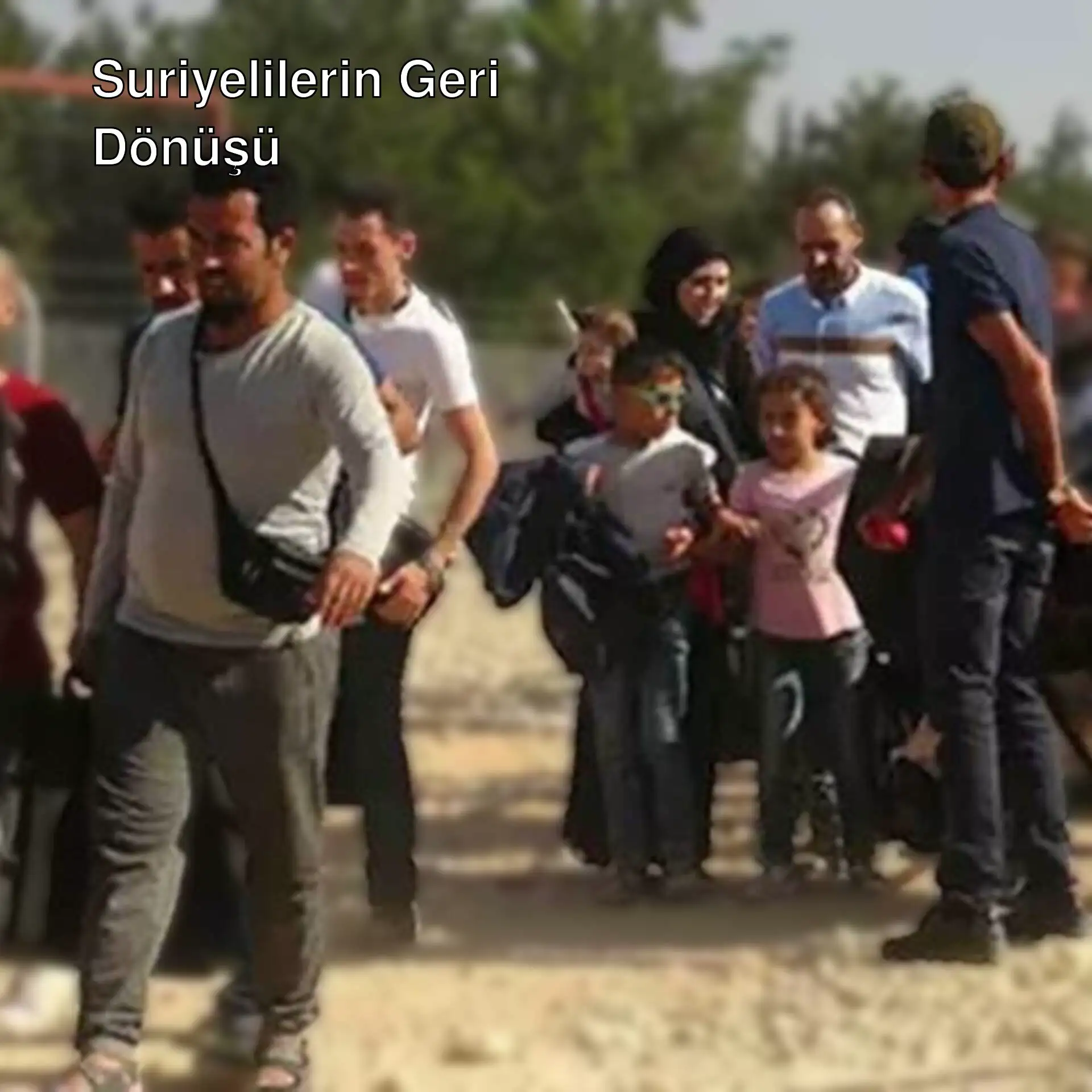 Suriyelilerin ülkelerine dönüşü için sırada bekleyen insanlar. Suriyelilerin ülkelerine dönüşü için sırada bekleyen insanlar.