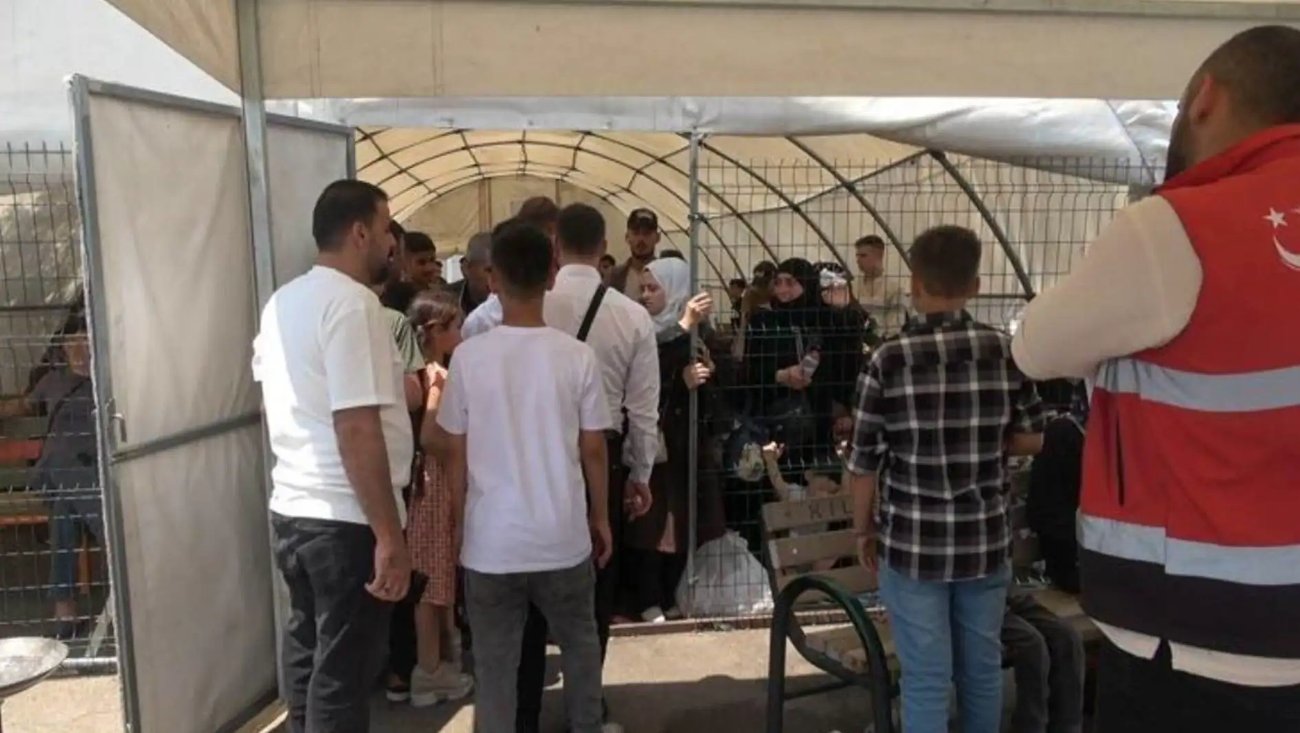A group of people waiting for their return to Syria. A group of people waiting for their return to Syria.