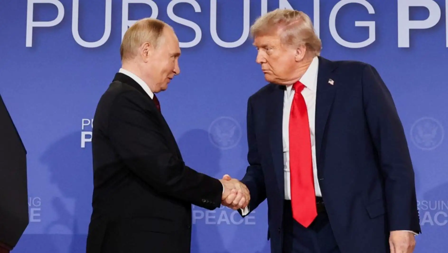 Two men shaking hands, symbolizing the discussions on security guarantees between EU and UN leaders. Two men shaking hands, symbolizing the discussions on security guarantees between EU and UN leaders.