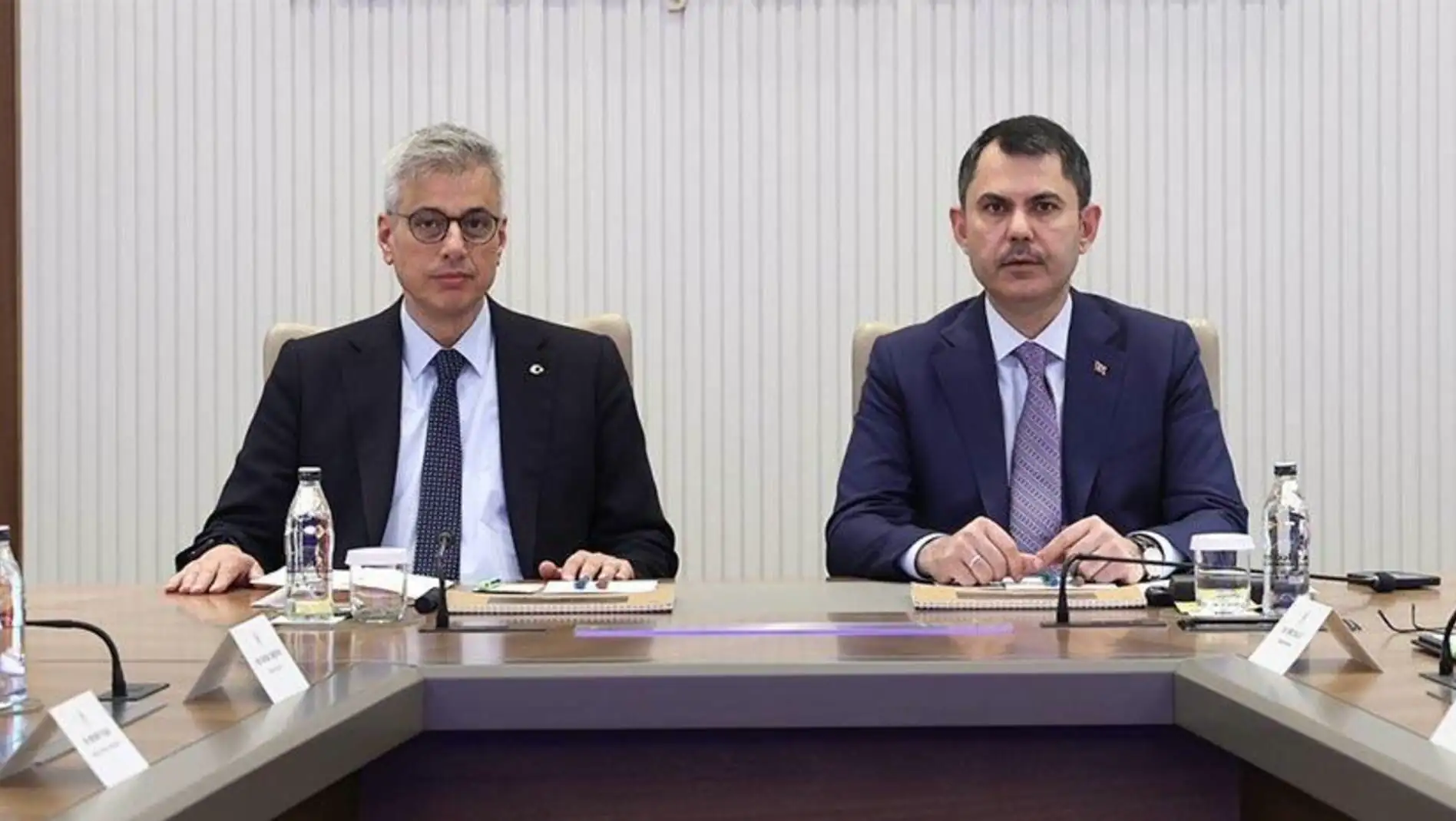 Two ministers met at the table. Two ministers met at the table.