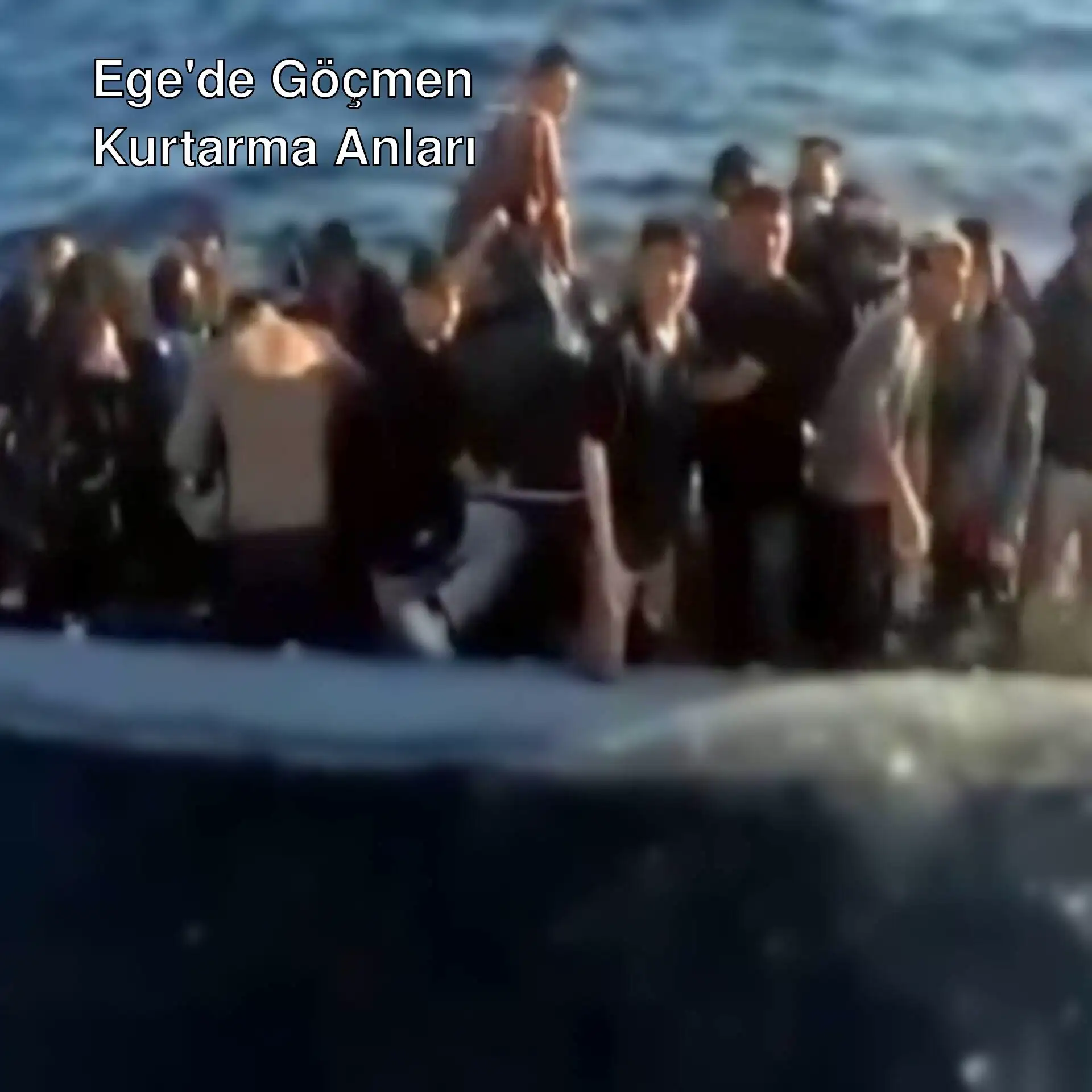 Ege Denizi'nde bir grup göçmen botta.