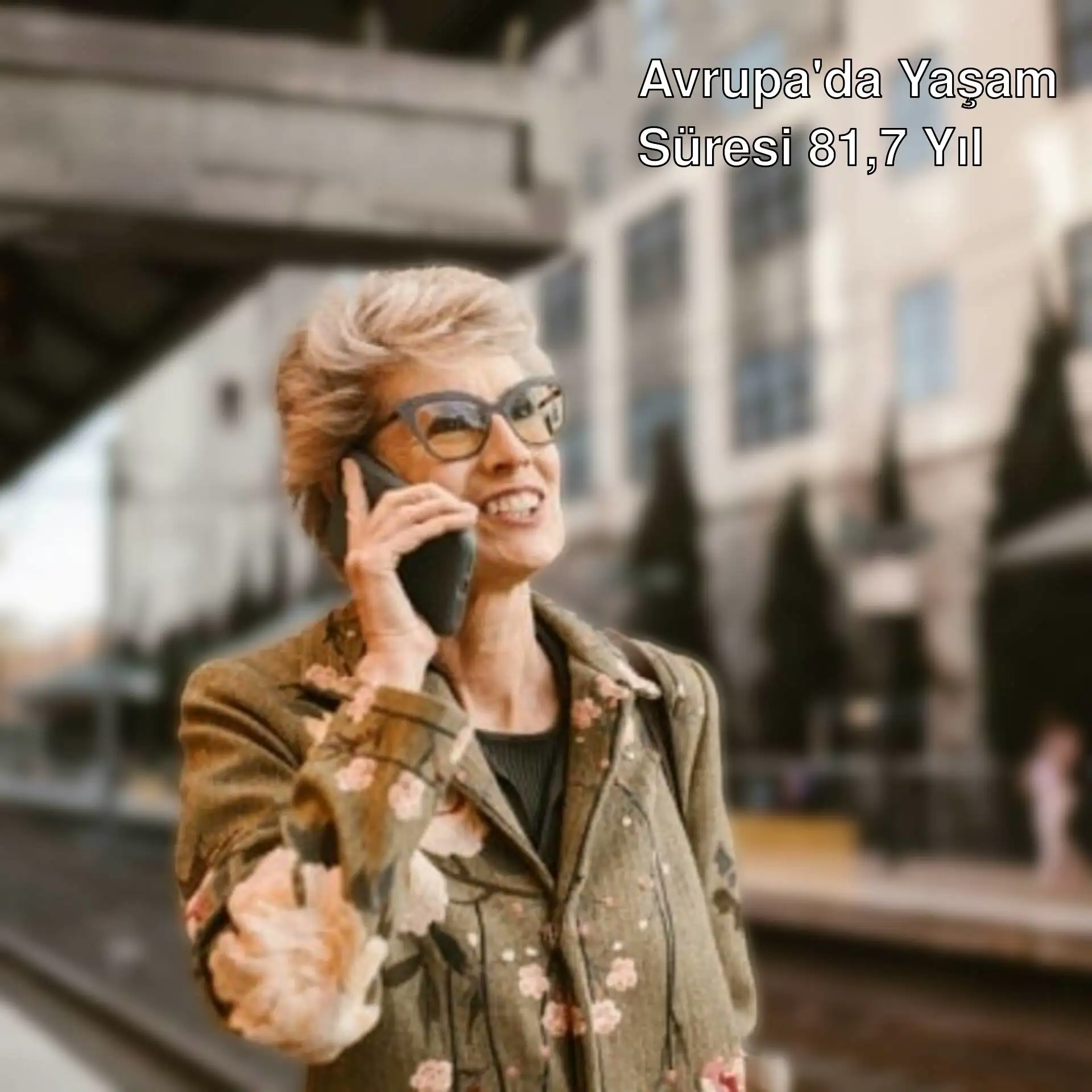 Bir kadın telefonla konuşuyor.