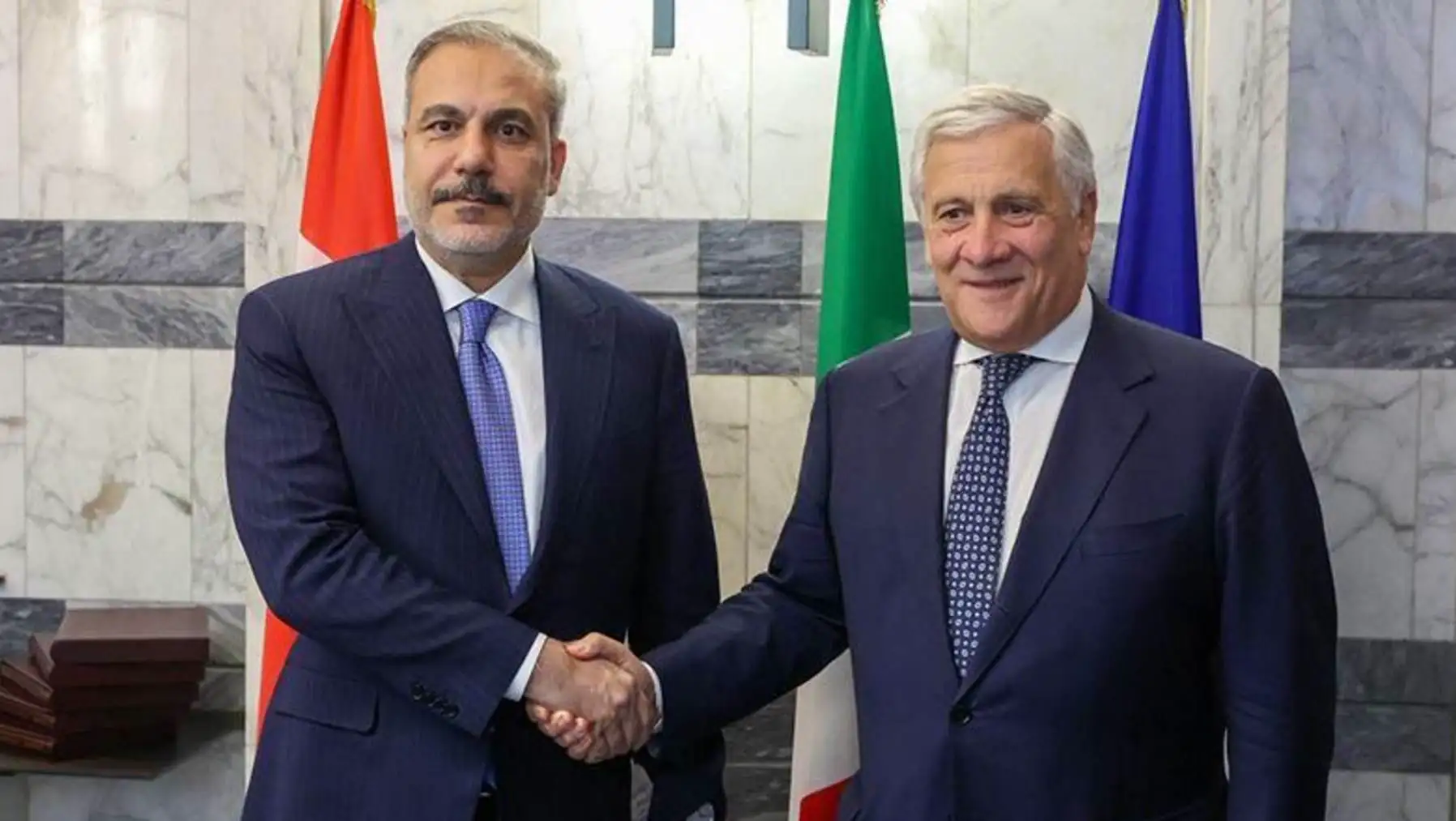 Dışişleri Bakanı Hakan Fidan ve İtalya Dışişleri Bakanı Antonio Tajani, el sıkışıyor.