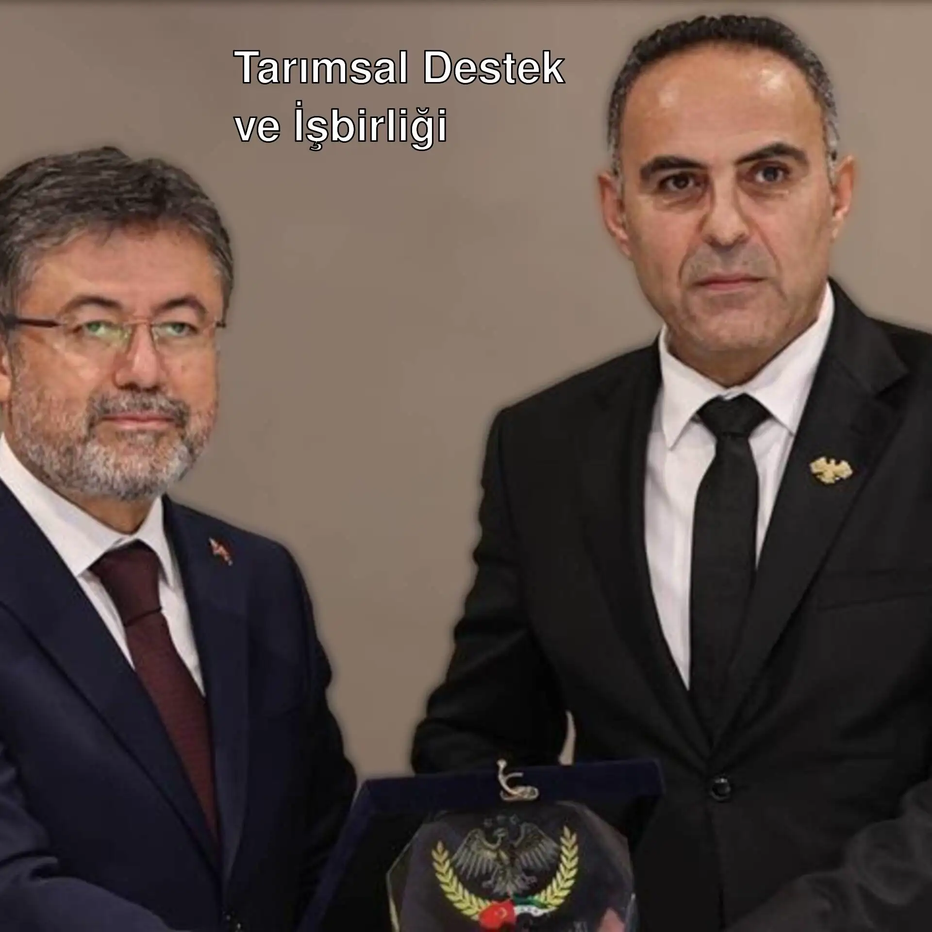 İki adam takım elbise giymiş. İki adam takım elbise giymiş.