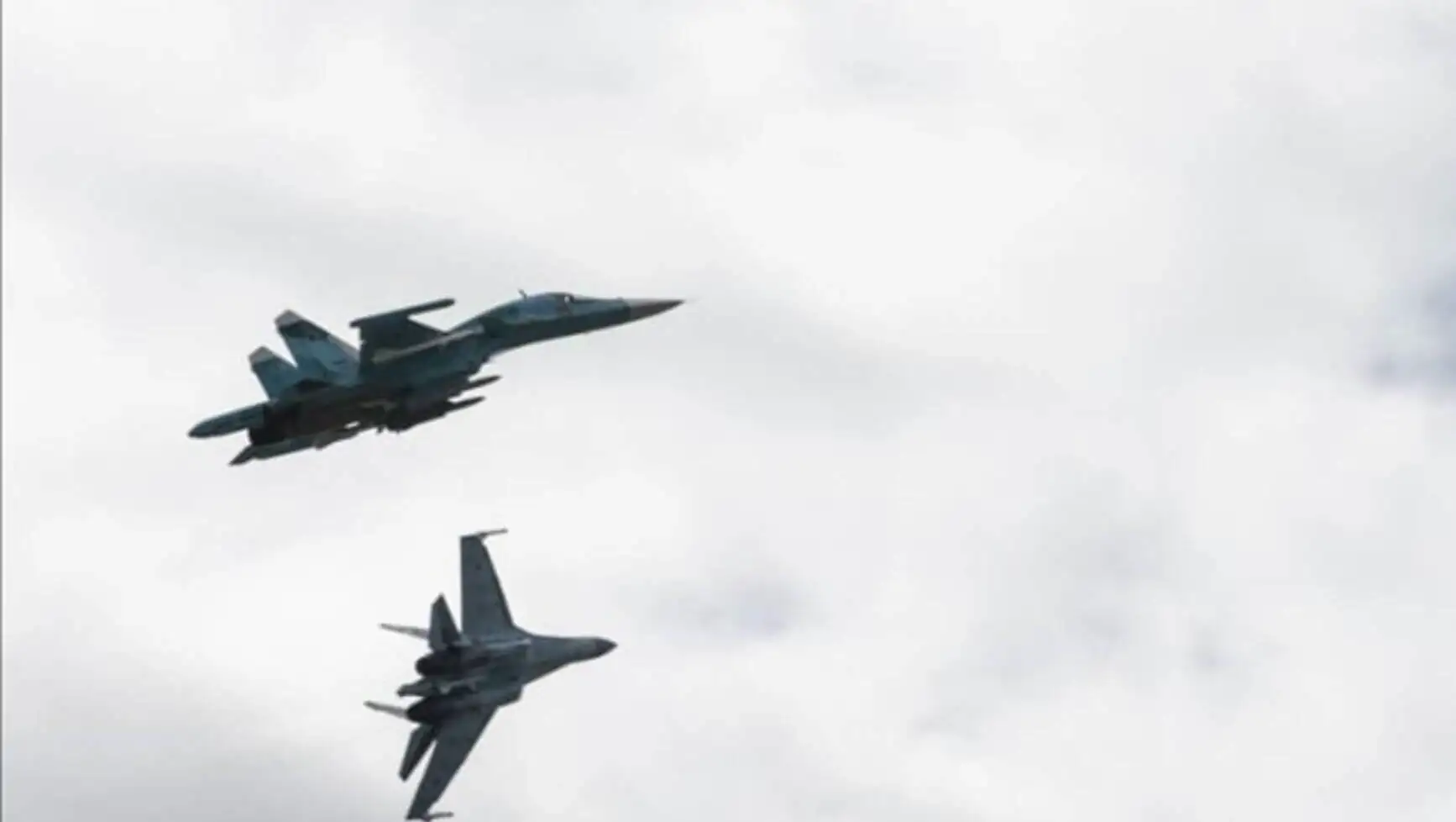 Bir grup jet gökyüzünde uçuyor.