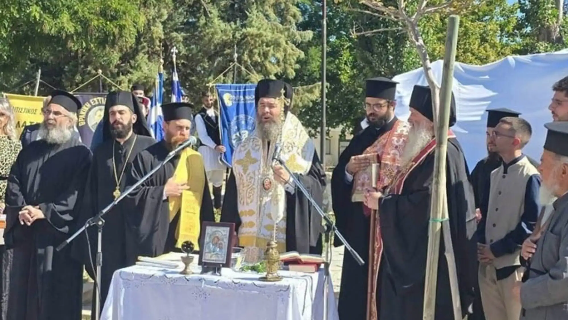 Yangın bölgesinde toplanan insanlar.