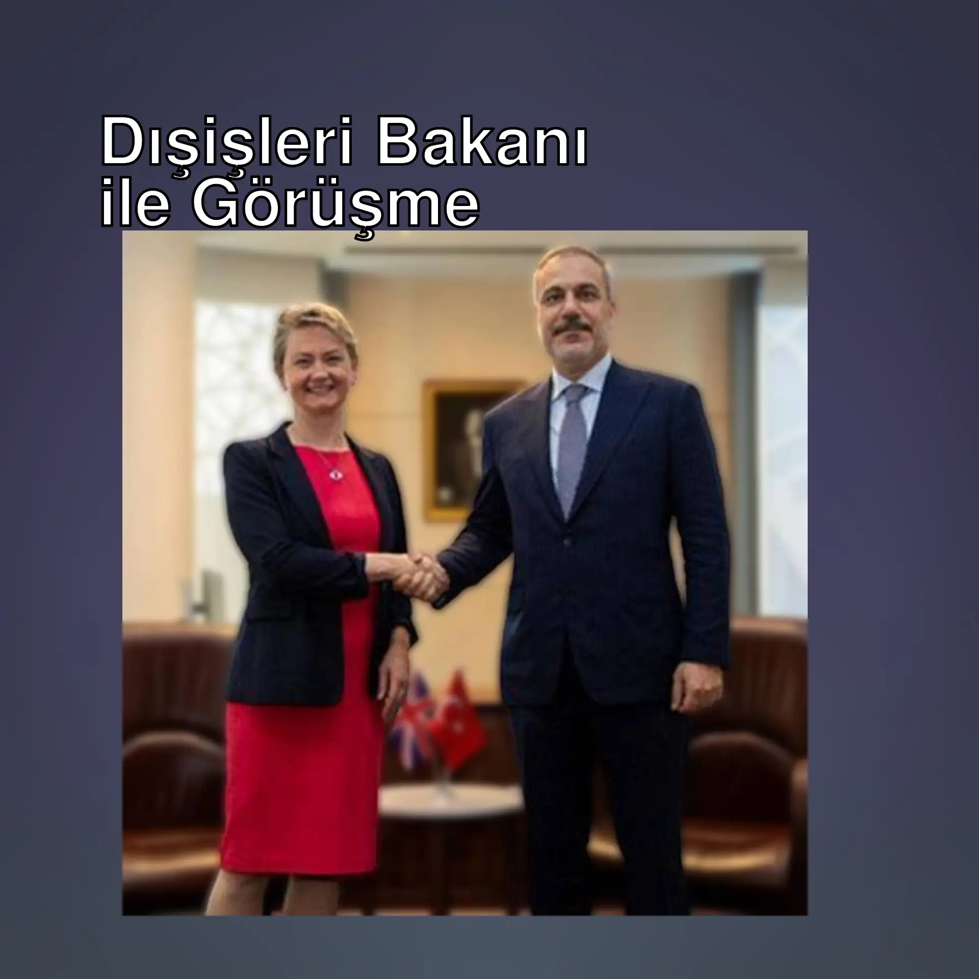 Dışişleri Bakanı Hakan Fidan ve İngiltere Dışişleri Bakanı Yvette Cooper el sıkışıyor.