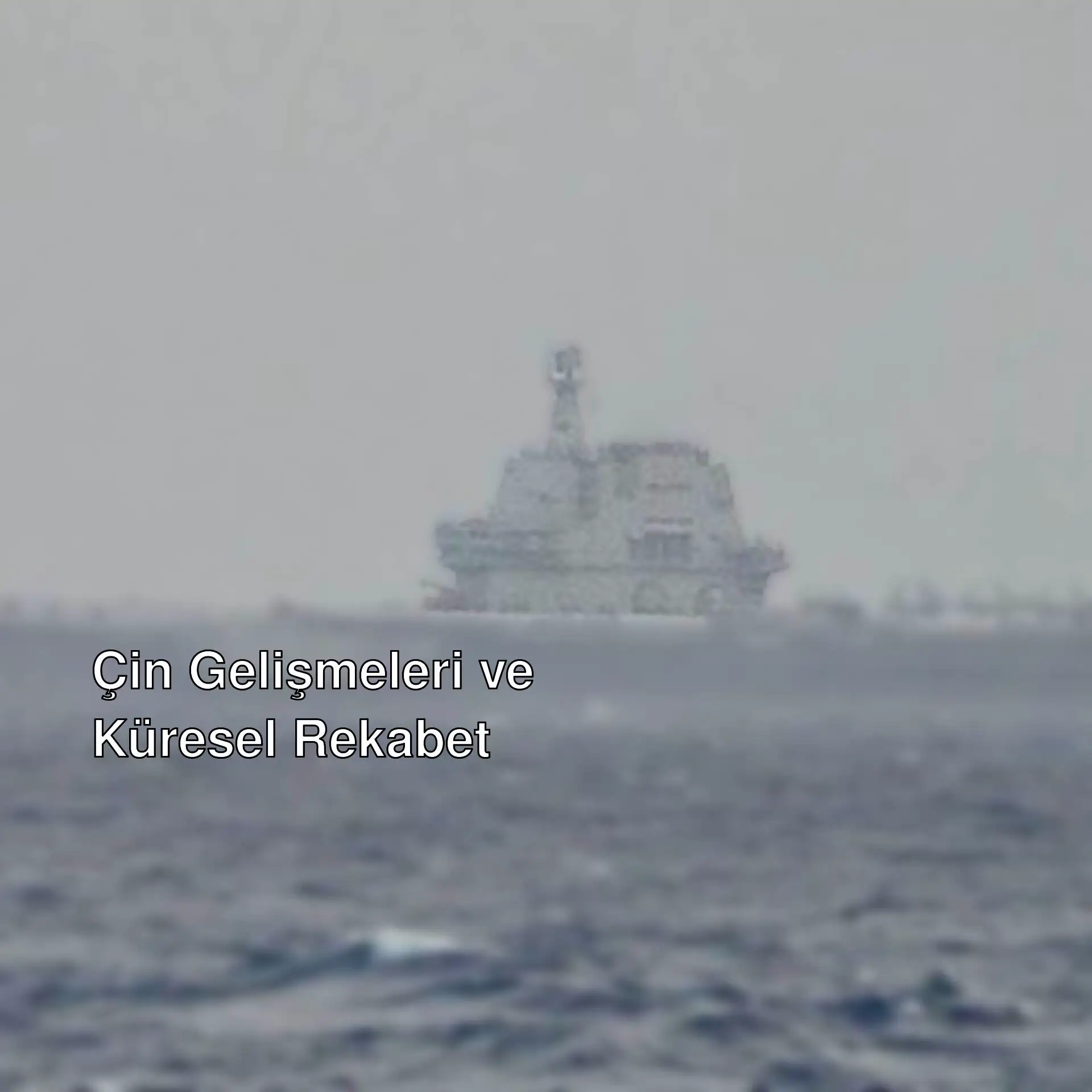Okyanusun ortasında büyük bir gemi.