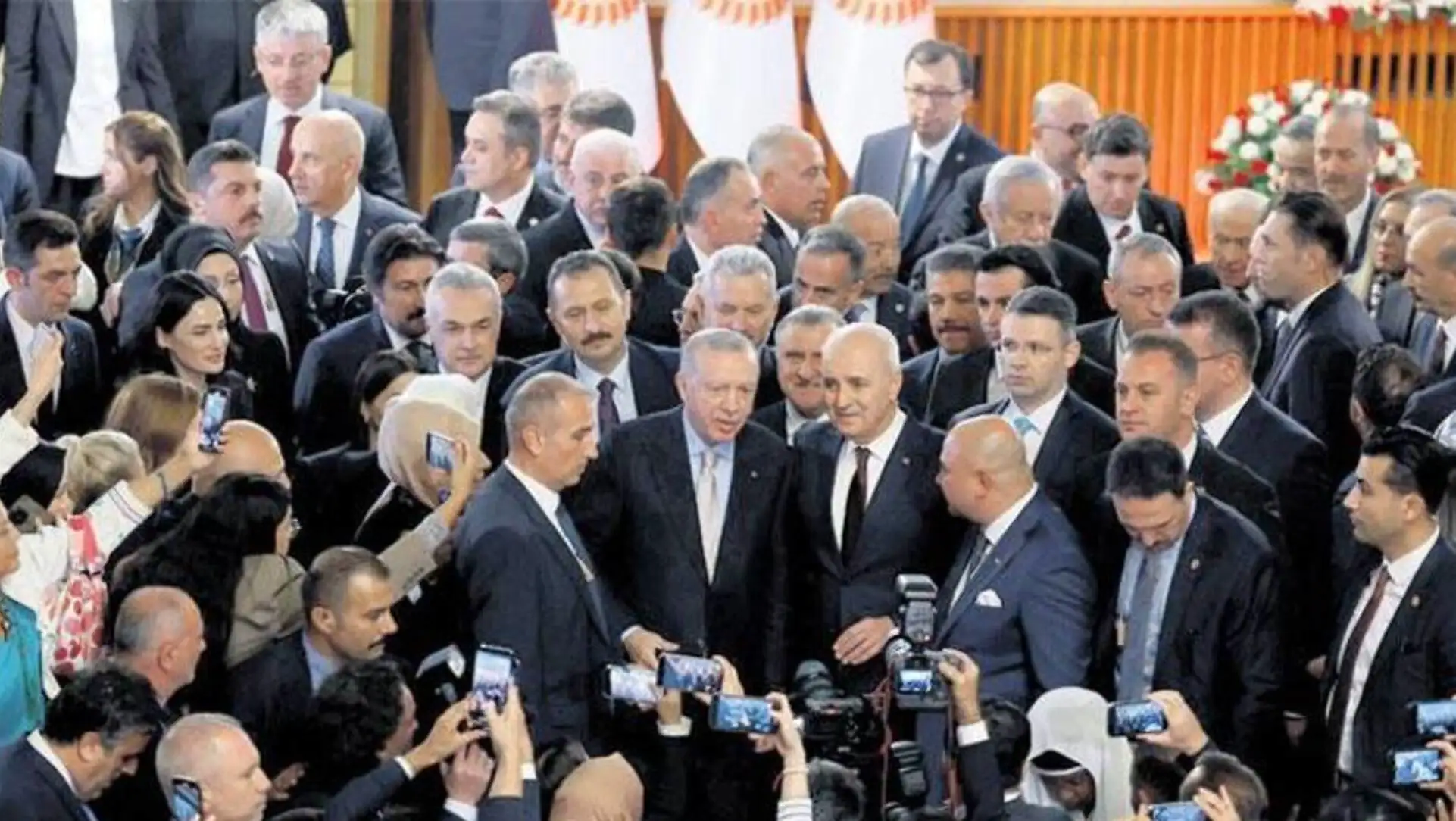 Cumhurbaşkanı Erdoğan, TBMM'de siyasi liderlerle bir araya geldi.
