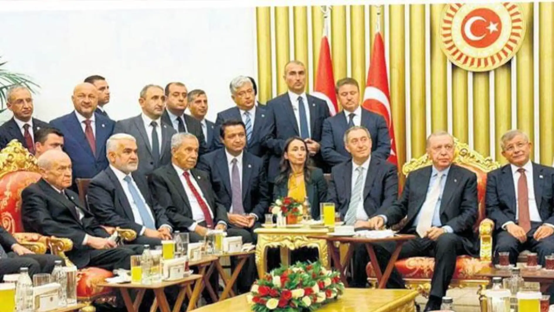 Cumhurbaşkanı Erdoğan, TBMM'de siyasi liderlerle bir araya geldi.