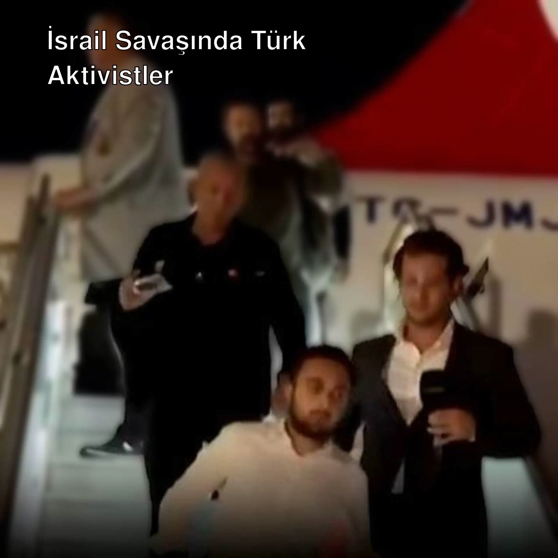 Bir grup aktivist uçağa binerken.
