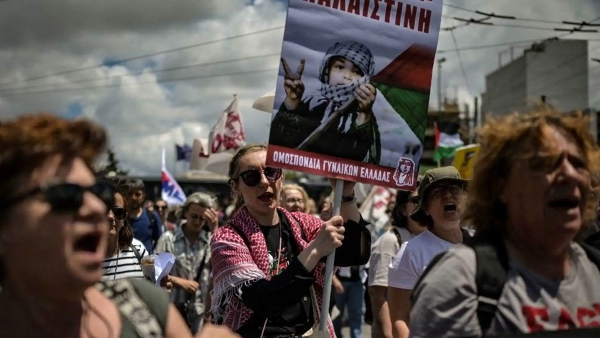 Yunanistan'da protesto gösterisi sırasında bir grup insan.