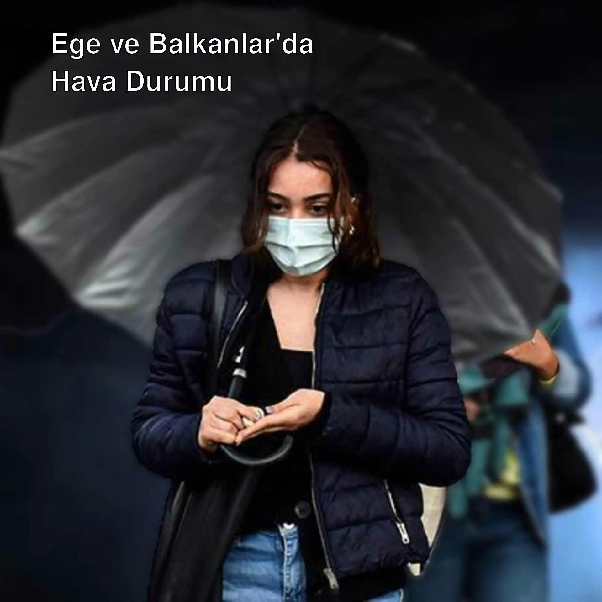 Bir kadın maske takarak yağmurda yürürken.