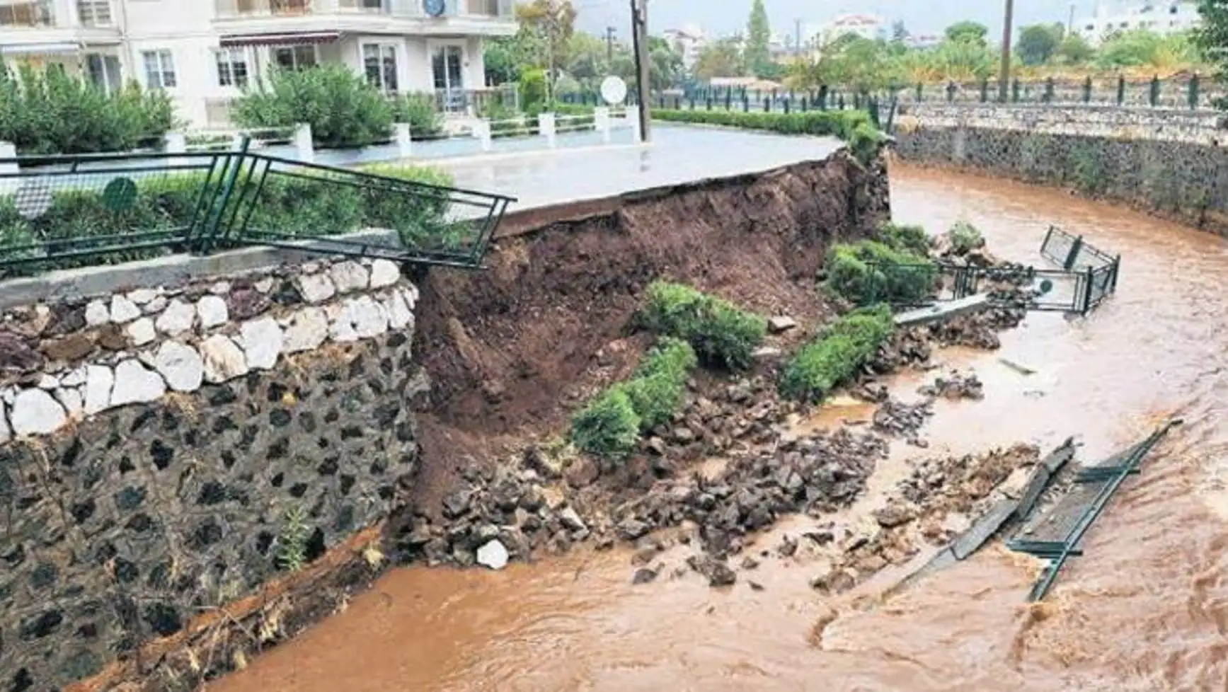 Su baskını olan bir yol ve köprü.
