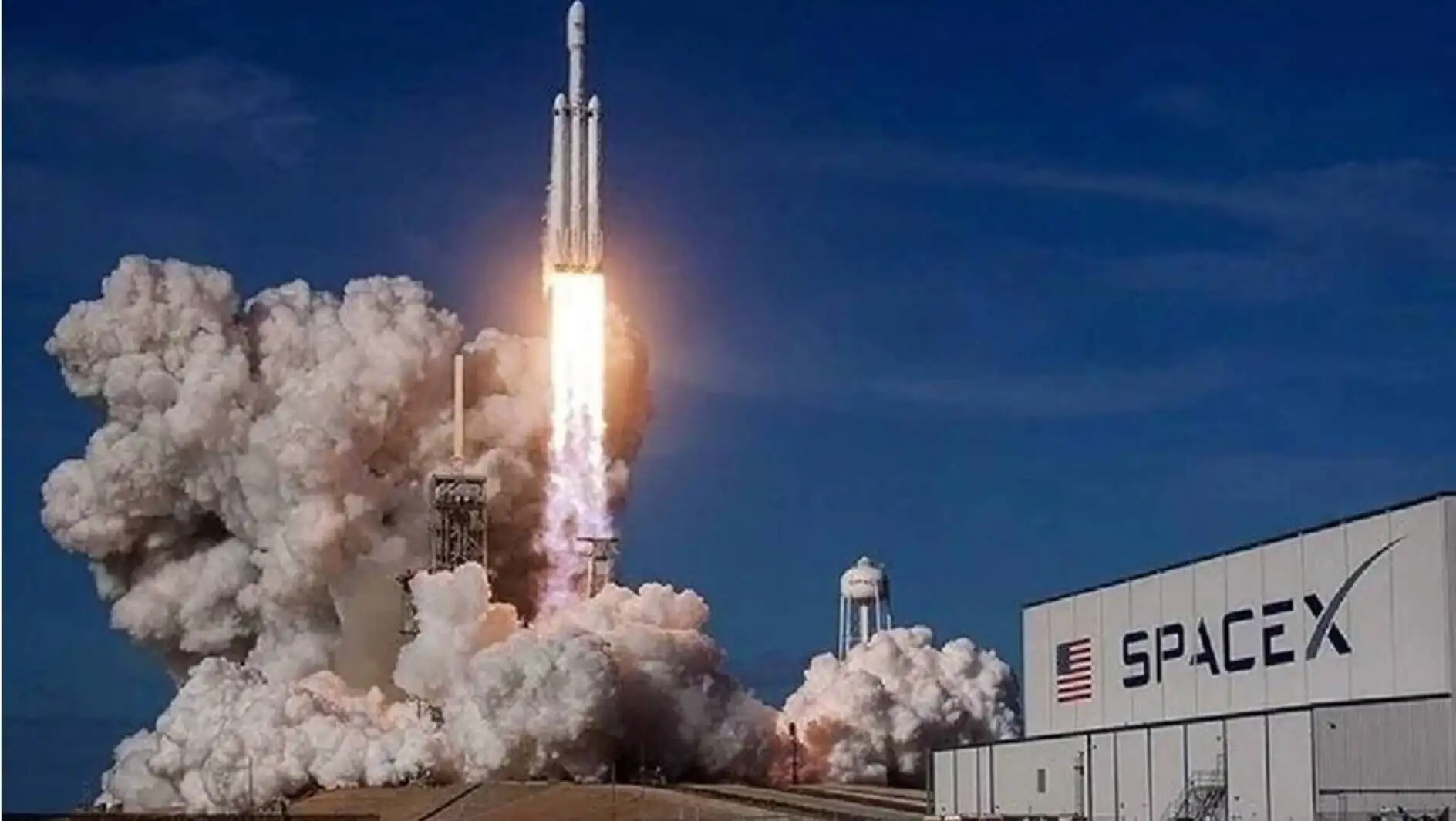 SpaceX roketi fırlatılıyor.