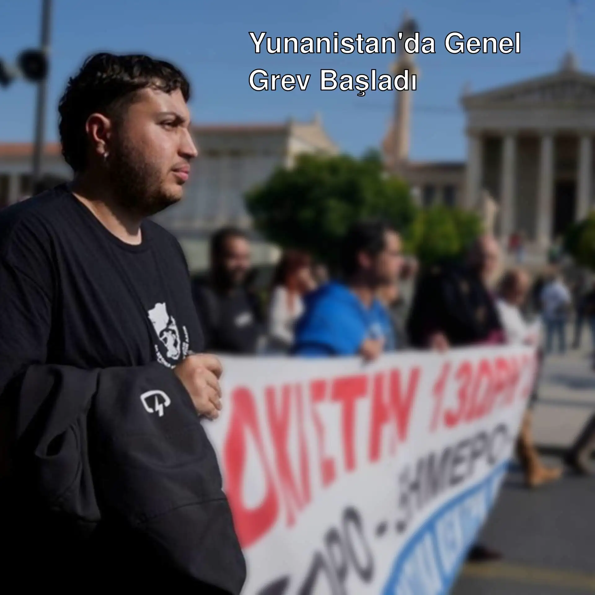 Yunanistan'da genel grev sırasında bir grup insan pankart tutuyor. Yunanistan'da genel grev sırasında bir grup insan pankart tutuyor.