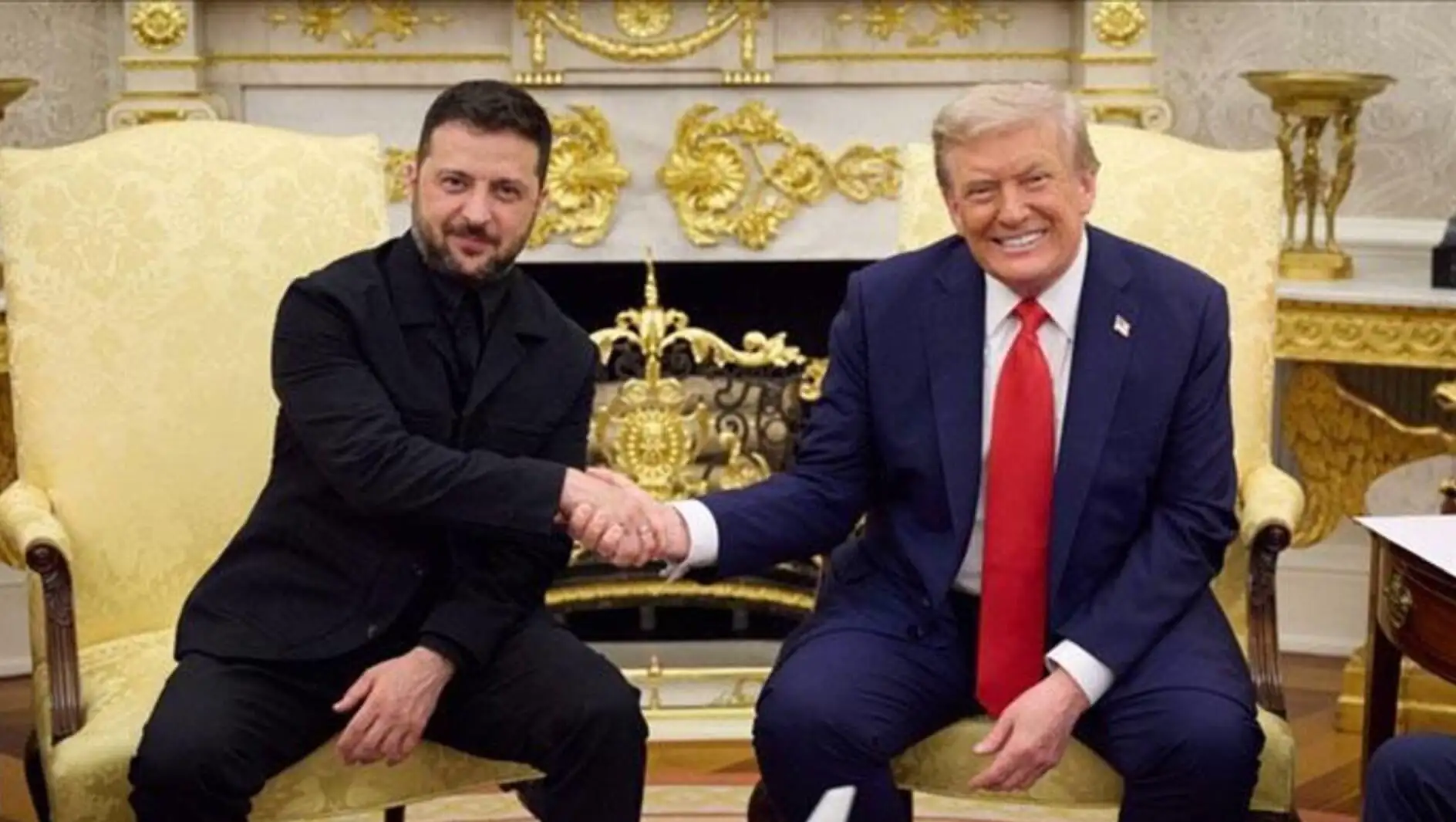 Zelenski ve Trump el sıkışıyor. Zelenski ve Trump el sıkışıyor.