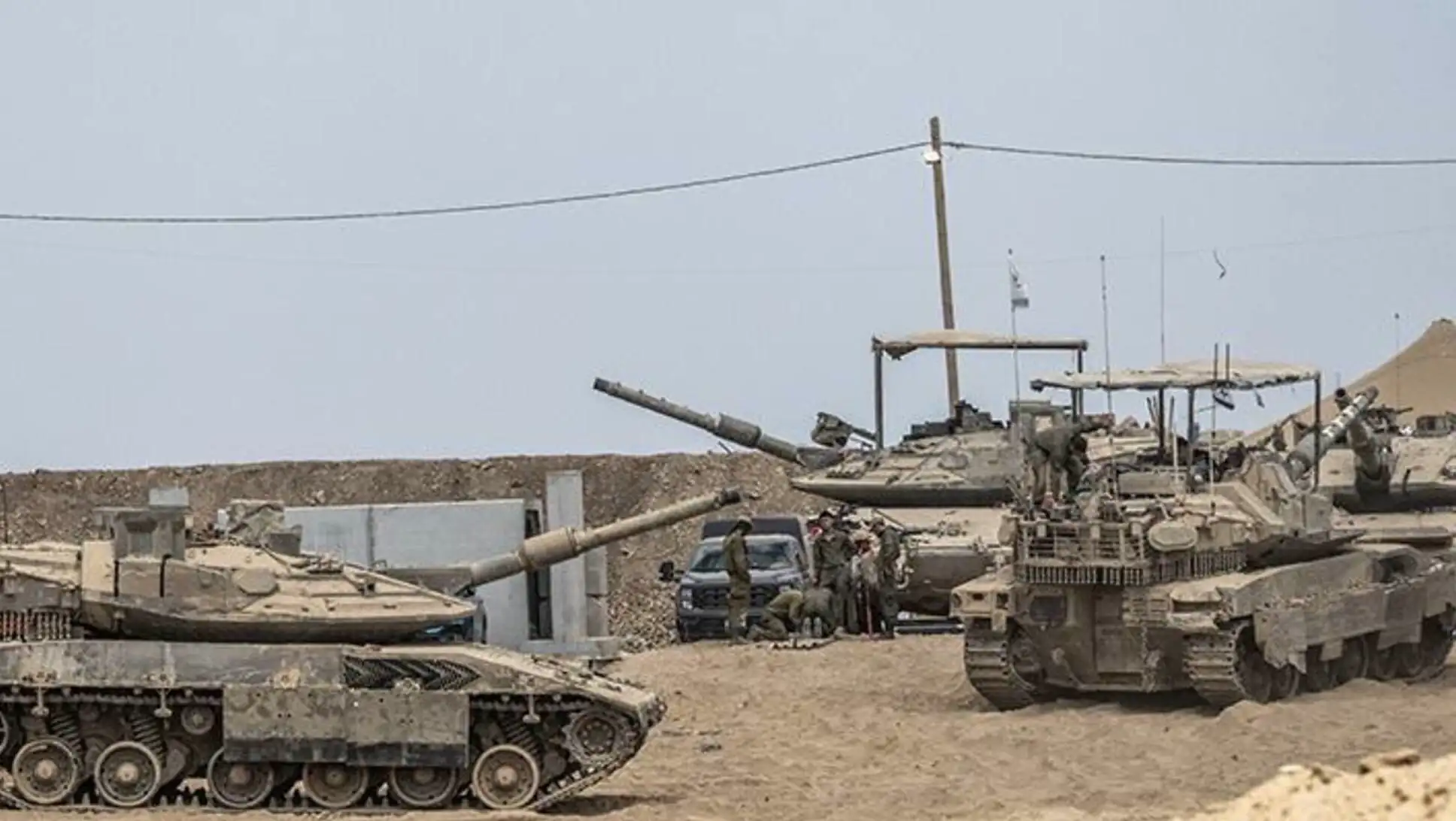 İsrail tanklarının Gazze'ye doğru ilerleyişi. İsrail tanklarının Gazze'ye doğru ilerleyişi.