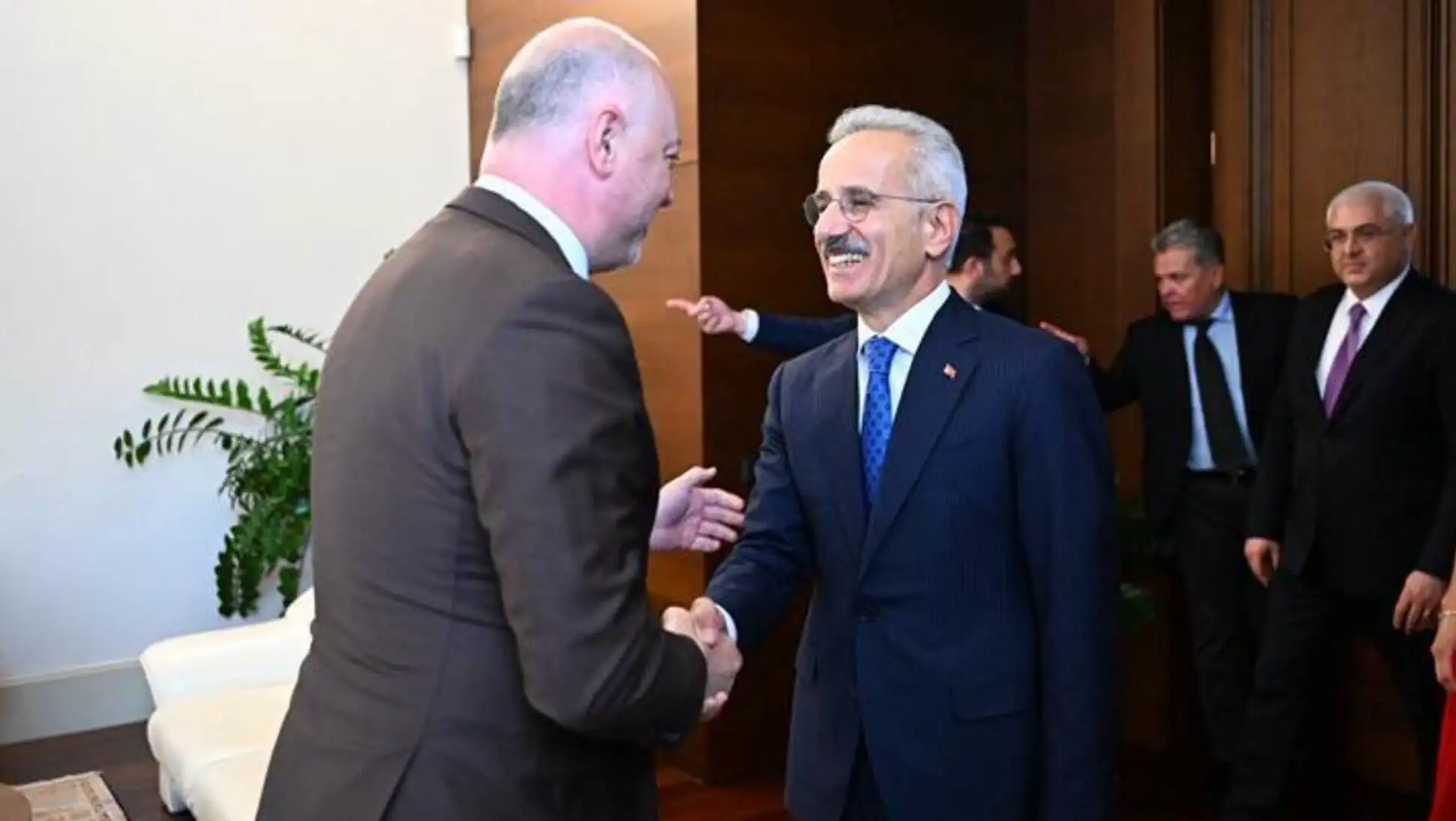 Bakan Uraloğlu ve Bulgaristan Başbakanı Jelyazkov el sıkışıyor. Bakan Uraloğlu ve Bulgaristan Başbakanı Jelyazkov el sıkışıyor.