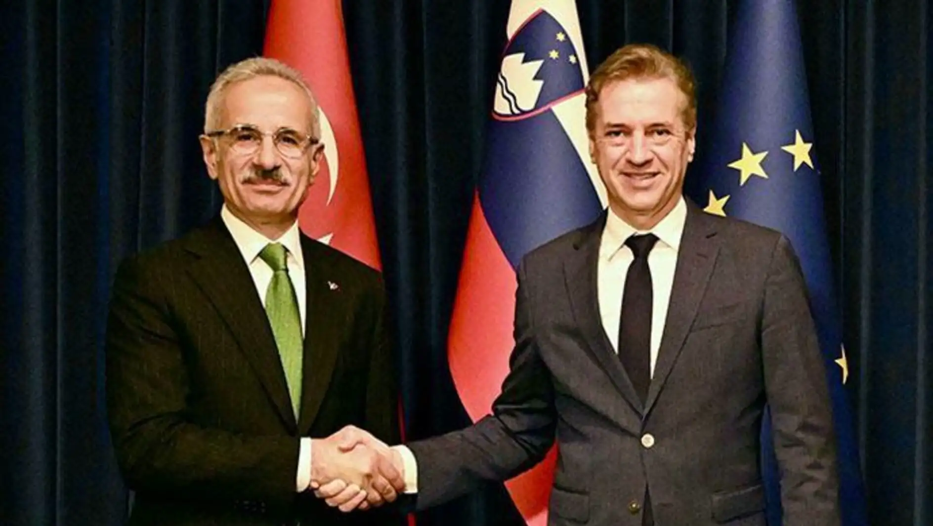 Bakan Uraloğlu ve Slovenya Başbakanı Golob el sıkışıyor. Bakan Uraloğlu ve Slovenya Başbakanı Golob el sıkışıyor.