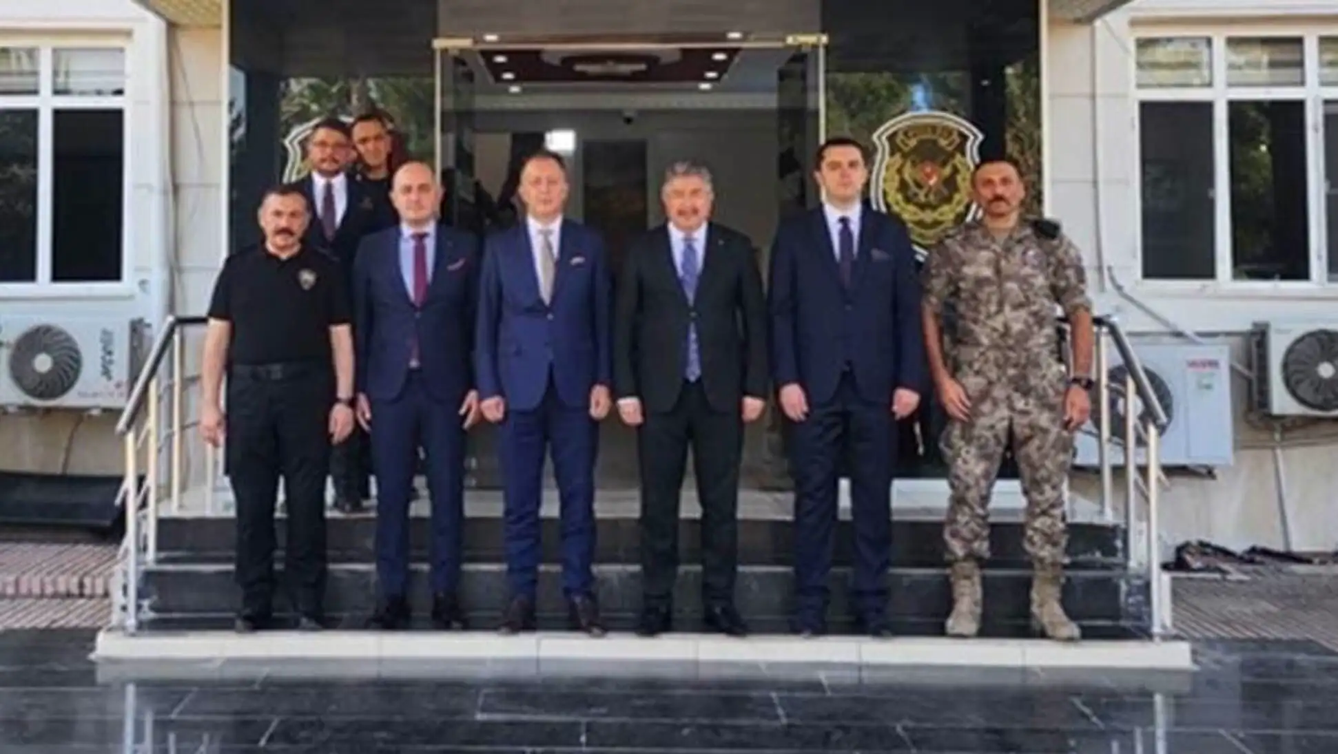 Suriye görevine giden özel harekat polisleri törenle uğurlandı. Suriye görevine giden özel harekat polisleri törenle uğurlandı.