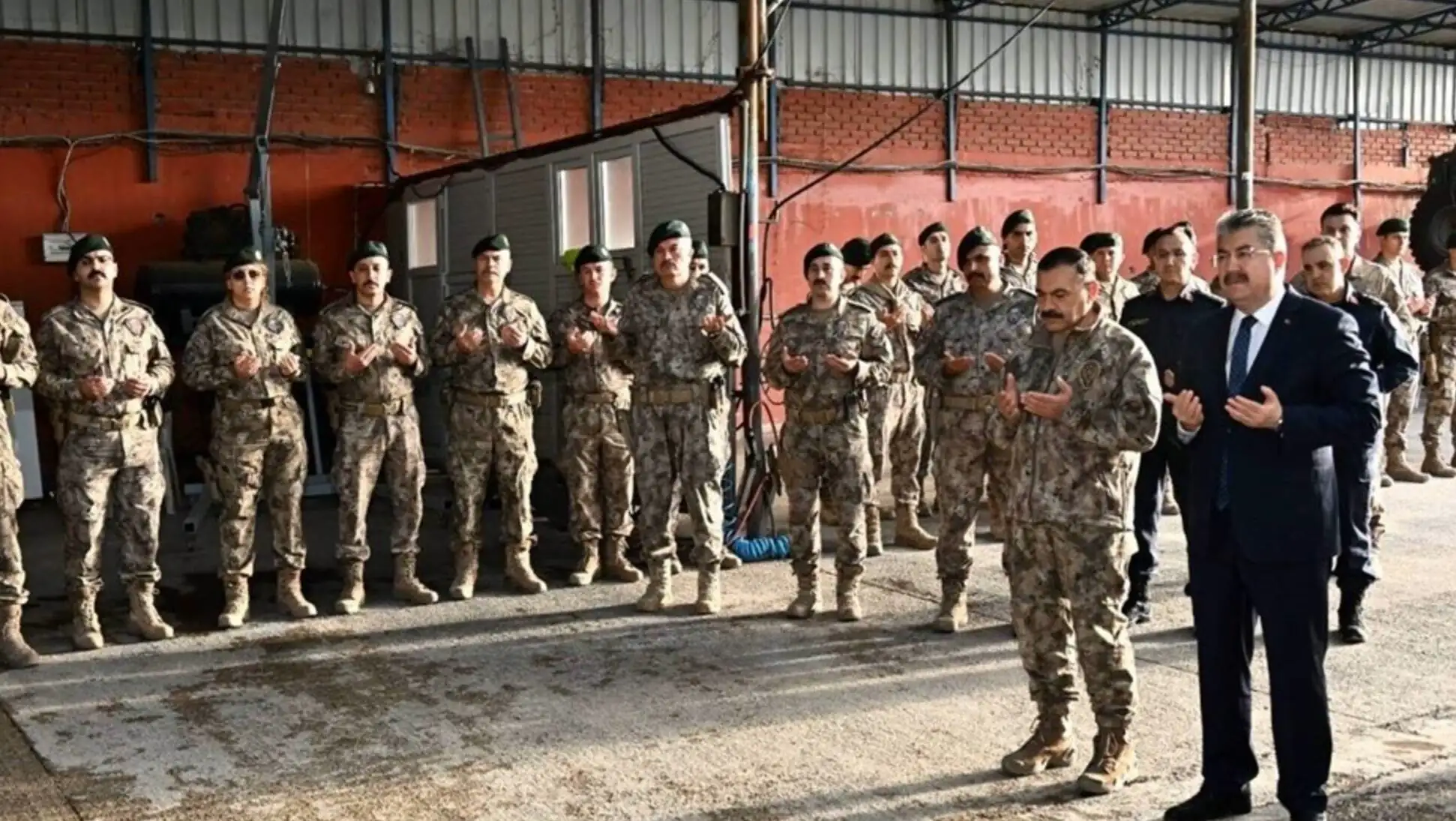 Askeri üniformalı bir grup erkek, Suriye görevine giden özel harekat polisleri. Askeri üniformalı bir grup erkek, Suriye görevine giden özel harekat polisleri.