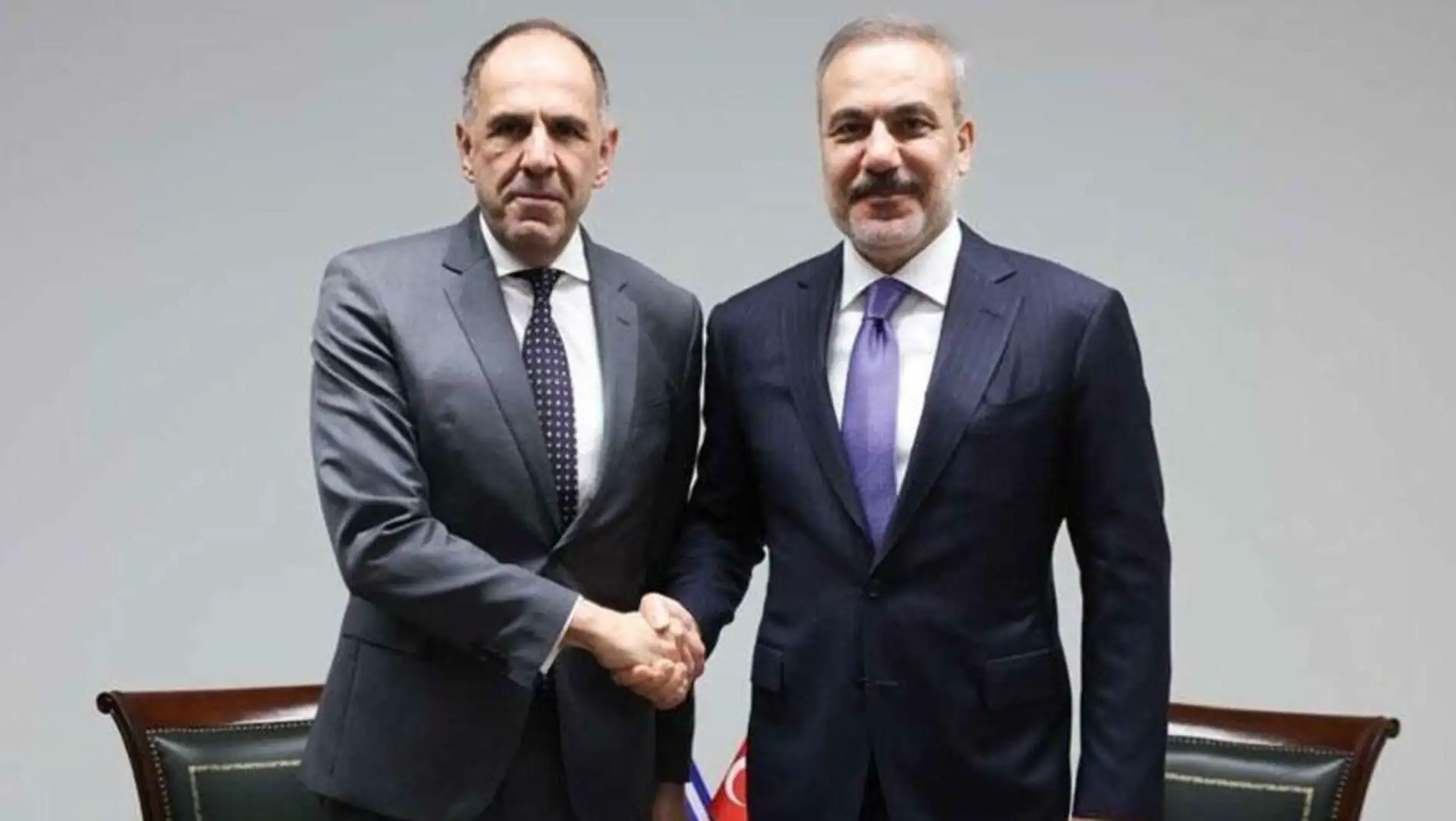 Hakan Fidan ve Yunan Dışişleri Bakanı Yorgo Gerapetritis el sıkışıyor. Hakan Fidan ve Yunan Dışişleri Bakanı Yorgo Gerapetritis el sıkışıyor.