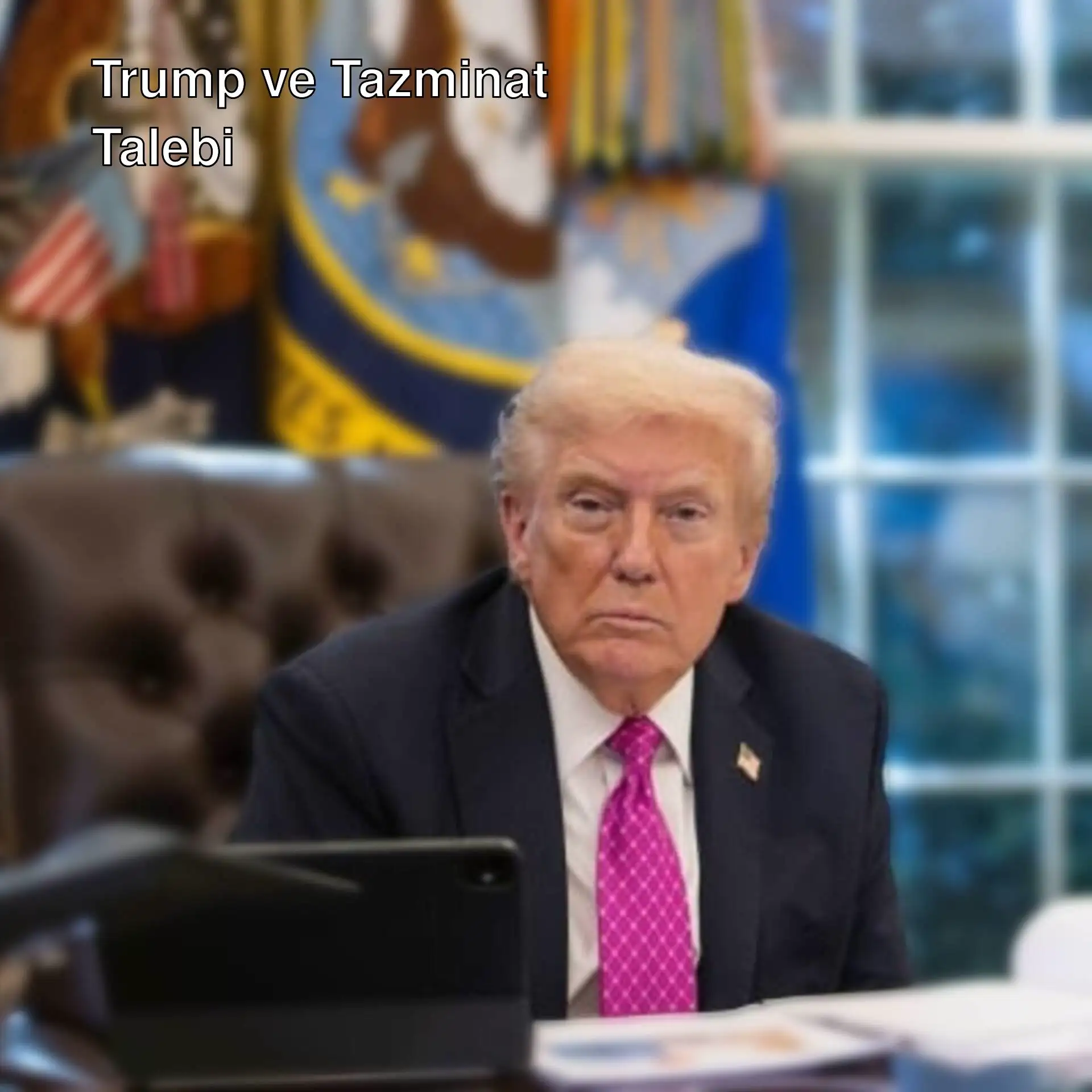 Donald Trump, masasında otururken.