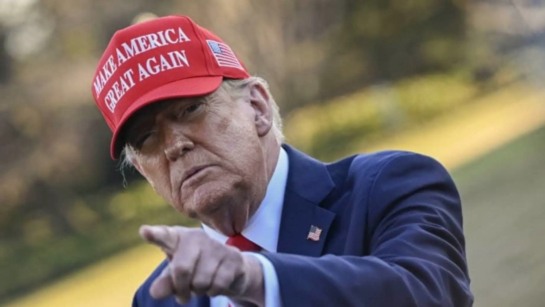 Donald Trump, gümrük vergileri hakkında konuşuyor.