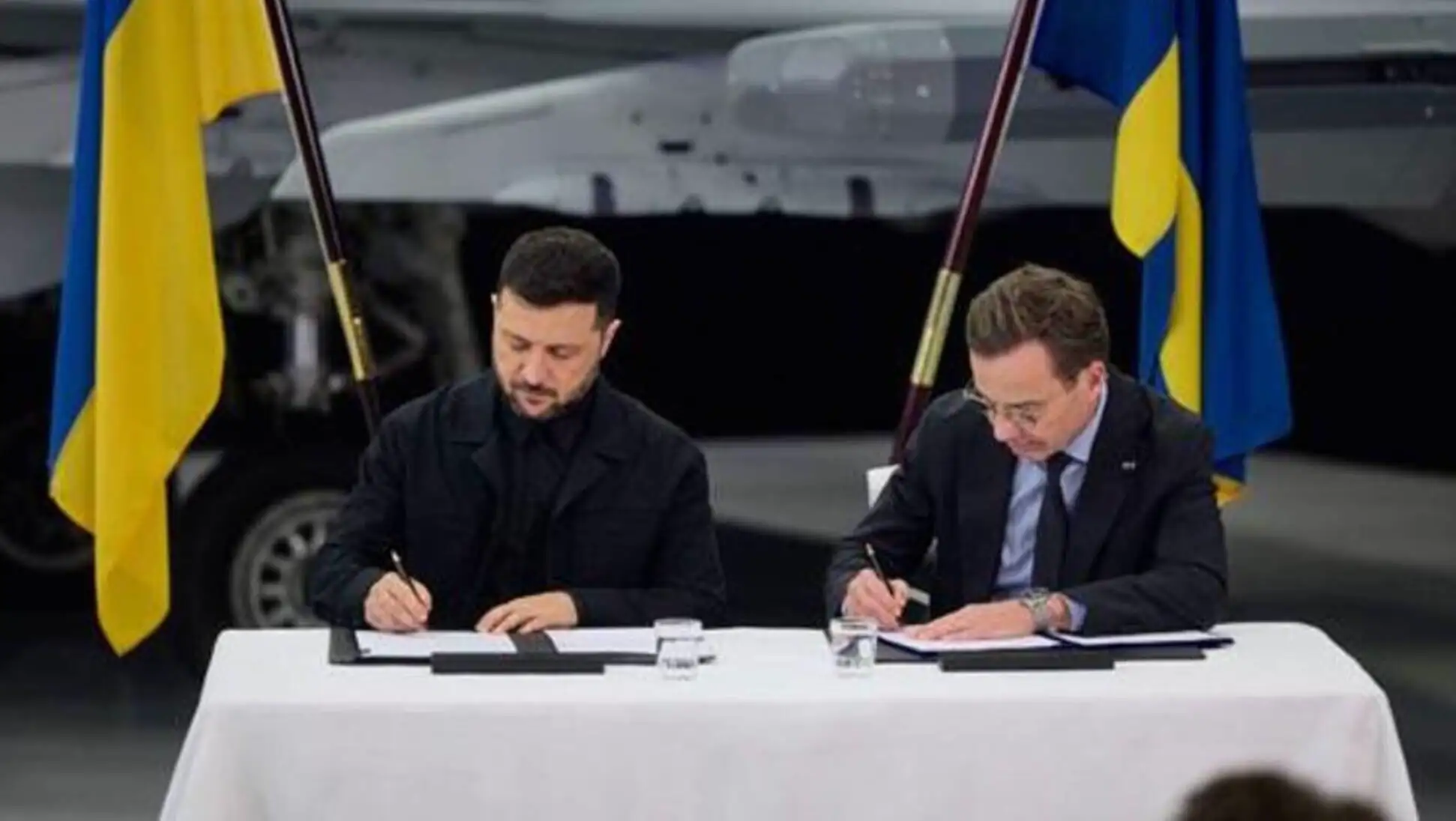 Zelenskiy ve İsveç Başbakanı Ulf Kristersson, anlaşma imzalarken. Zelenskiy ve İsveç Başbakanı Ulf Kristersson, anlaşma imzalarken.