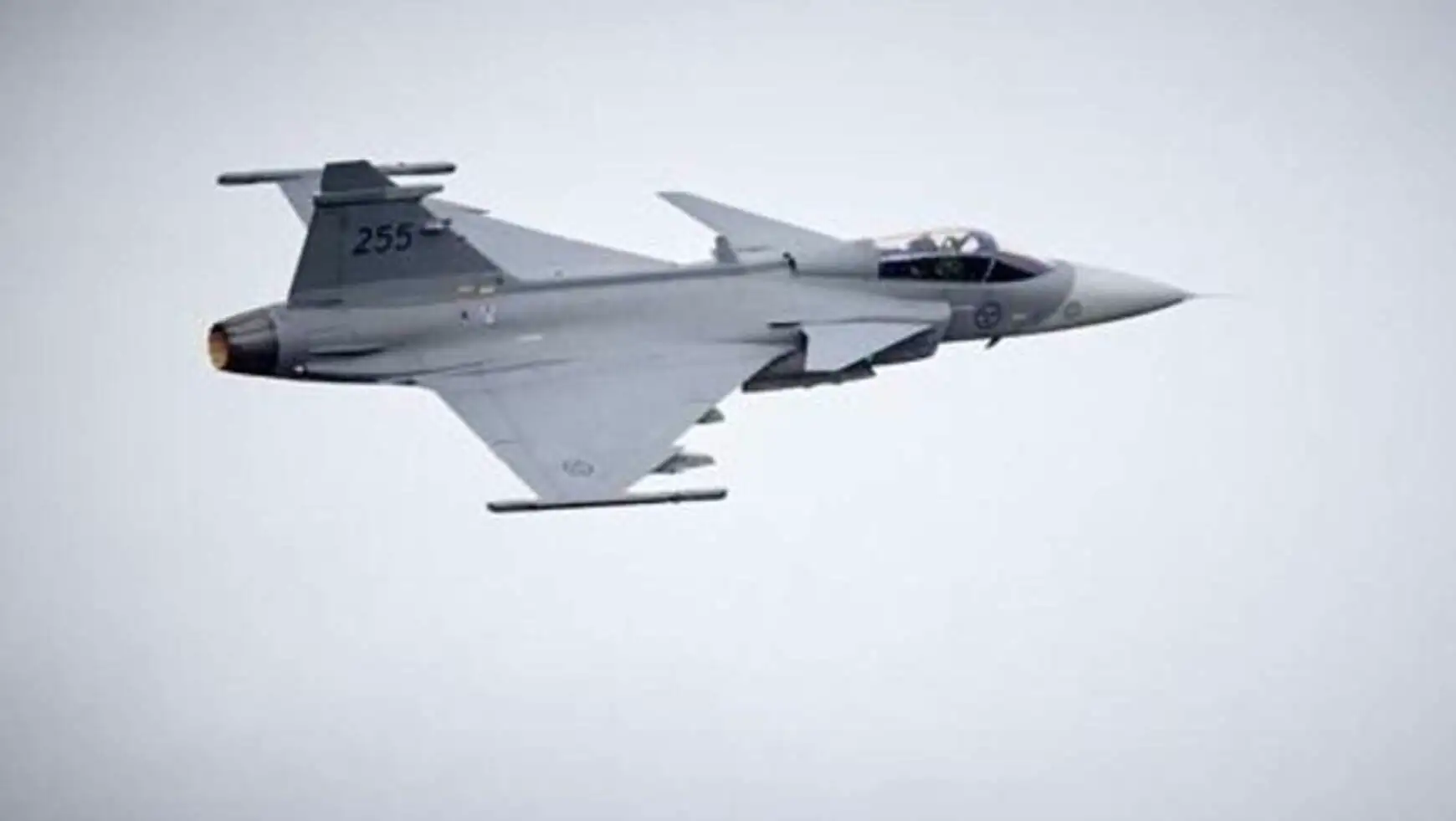 Gripen savaş uçağı gökyüzünde uçarken. Gripen savaş uçağı gökyüzünde uçarken.
