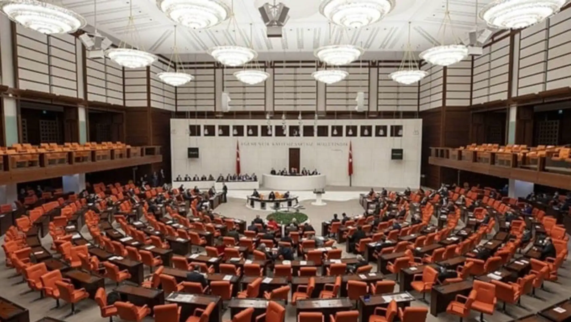 Bir grup asker sırada duruyor. Bir grup asker sırada duruyor.