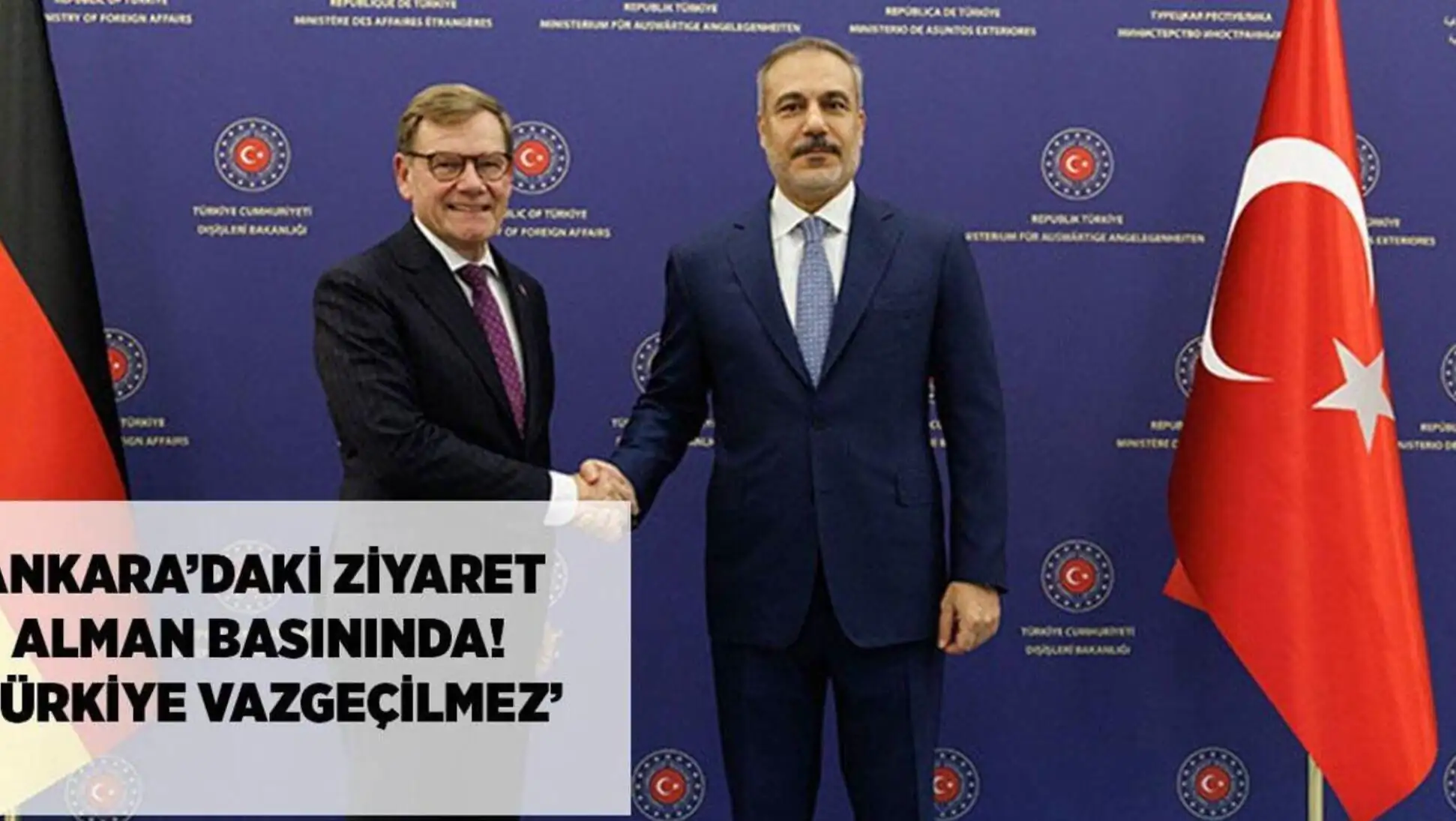 İki adam el sıkışıyor. İki adam el sıkışıyor.