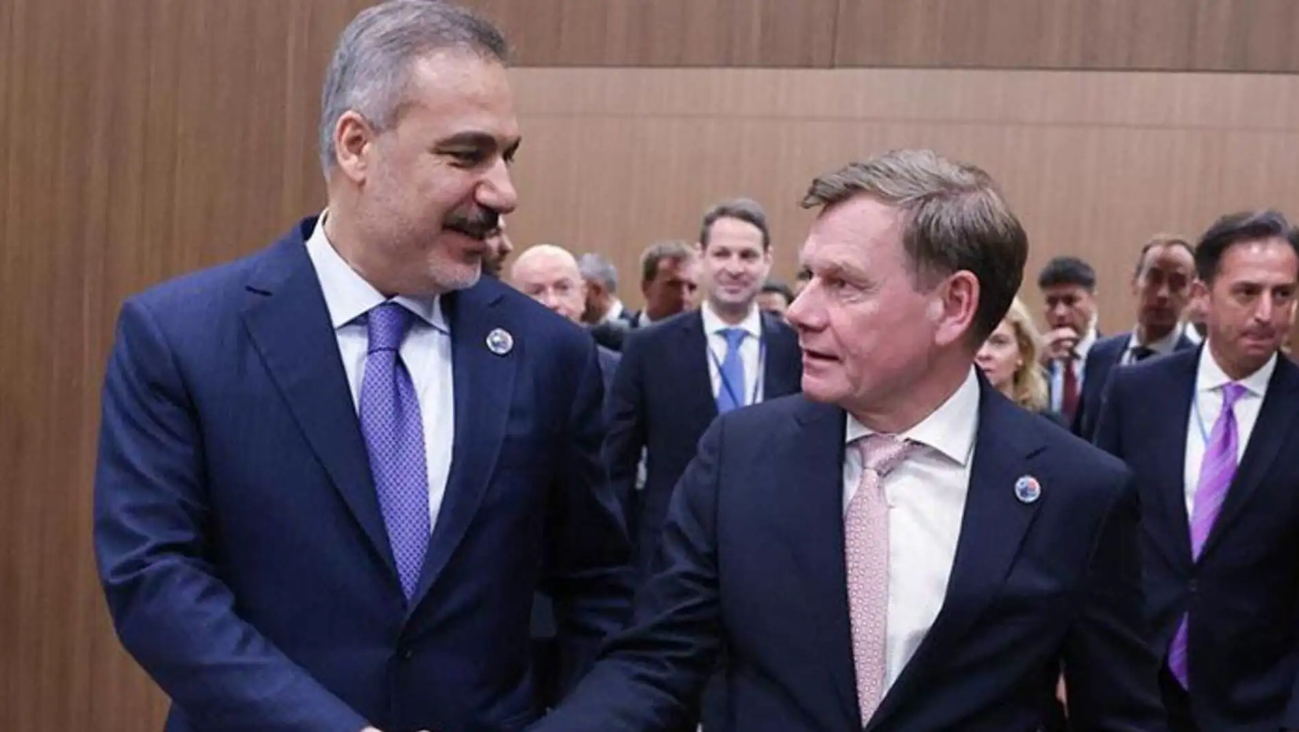 İki adam el sıkışıyor. İki adam el sıkışıyor.