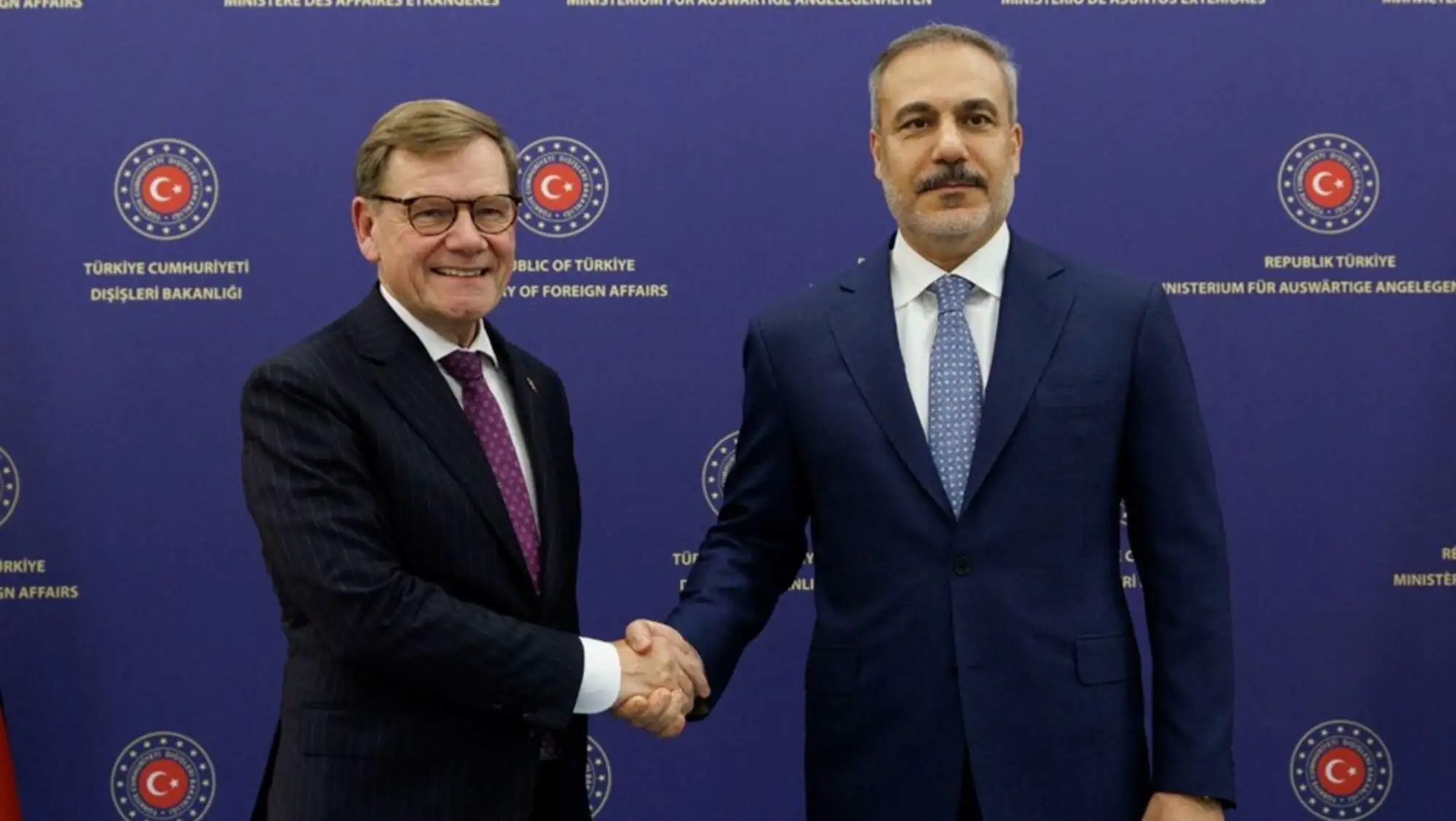 İki adam el sıkışıyor. İki adam el sıkışıyor.