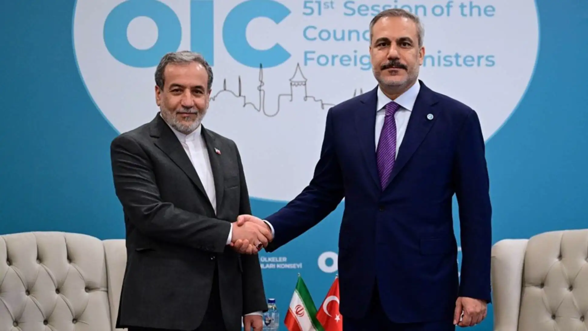 Dışişleri Bakanı Hakan Fidan ve İran Dışişleri Bakanı Abbas Erakçi el sıkışıyor. Dışişleri Bakanı Hakan Fidan ve İran Dışişleri Bakanı Abbas Erakçi el sıkışıyor.