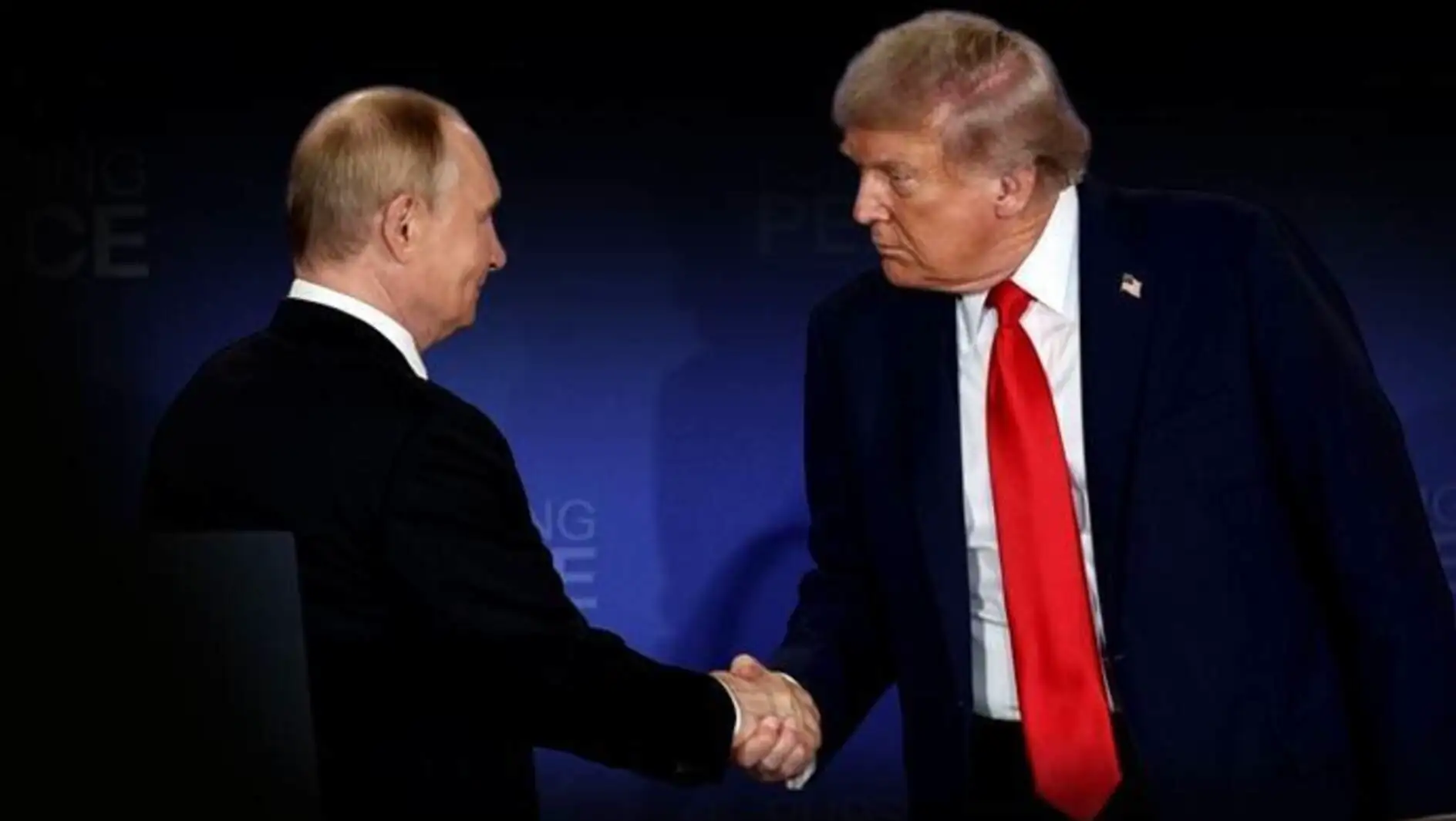 Putin ve Trump, zirve öncesi el sıkıştı. Putin ve Trump, zirve öncesi el sıkıştı.