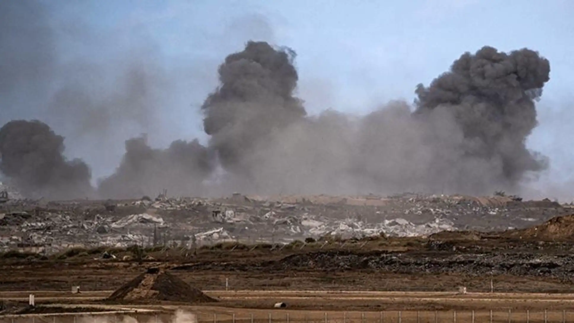 Destruction and smoke in Gaza. Effects of the war.