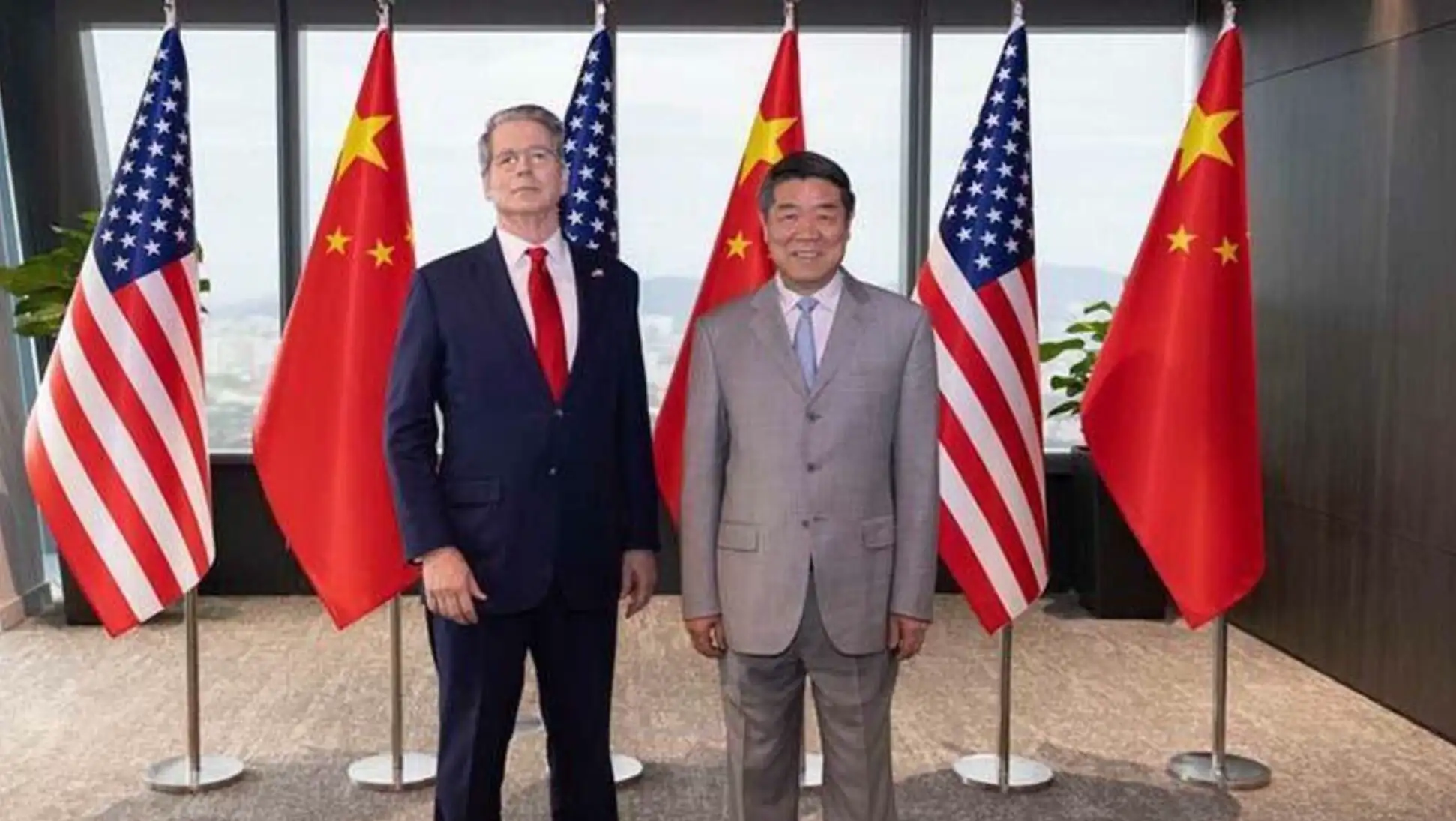 Representatives of China and the US at the negotiations in Malaysia. Representatives of China and the US at the negotiations in Malaysia.