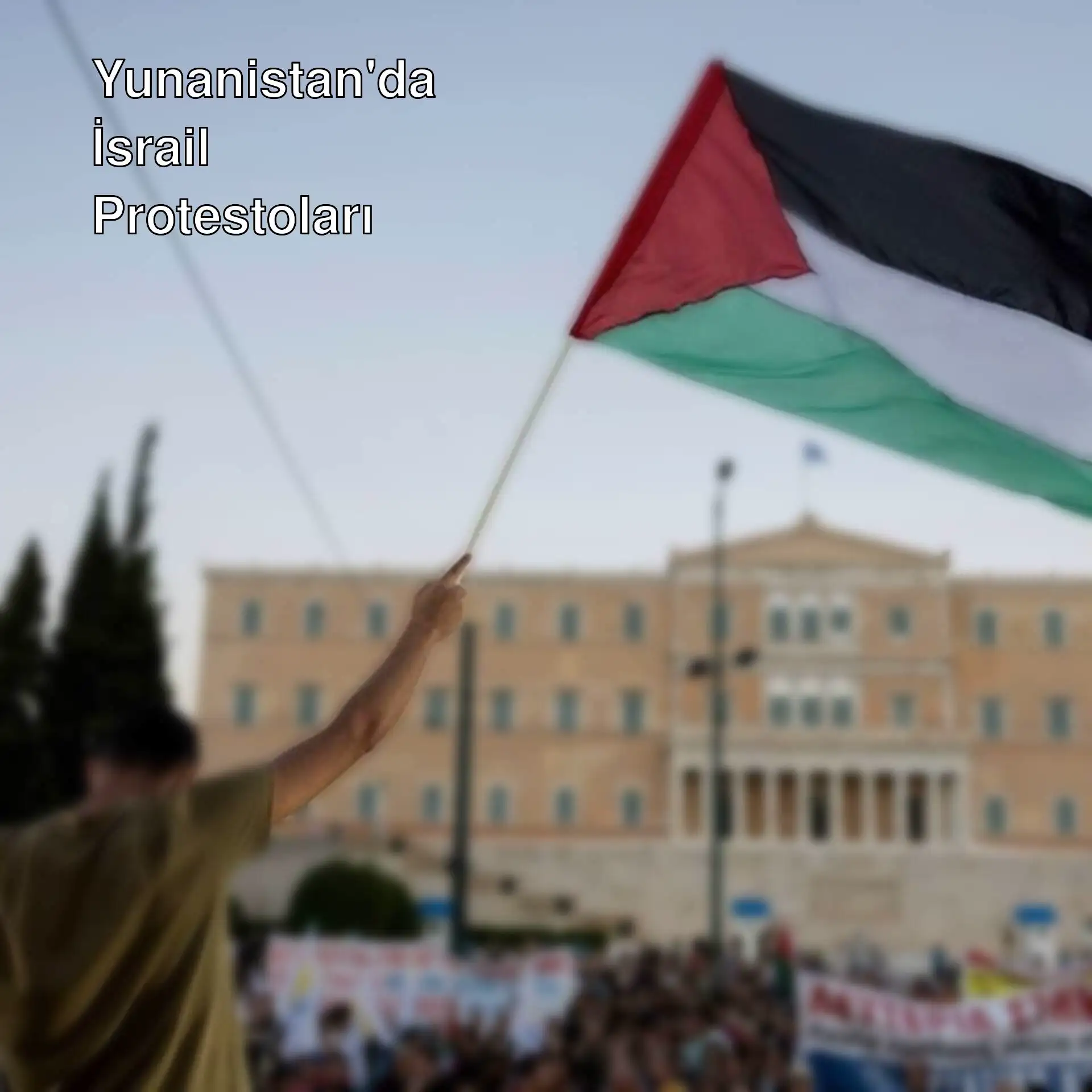 Yunanistan'da İsrail protestosu sırasında bir adam bayrağı gösteriyor. Yunanistan'da İsrail protestosu sırasında bir adam bayrağı gösteriyor.