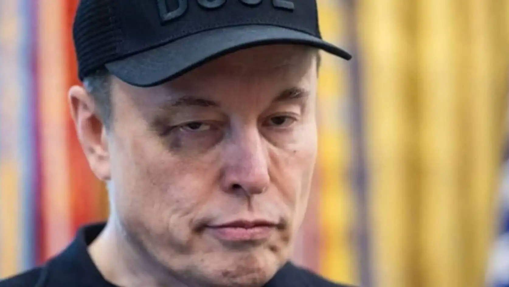 Elon Musk, siyah bir şapka ile. Elon Musk, siyah bir şapka ile.