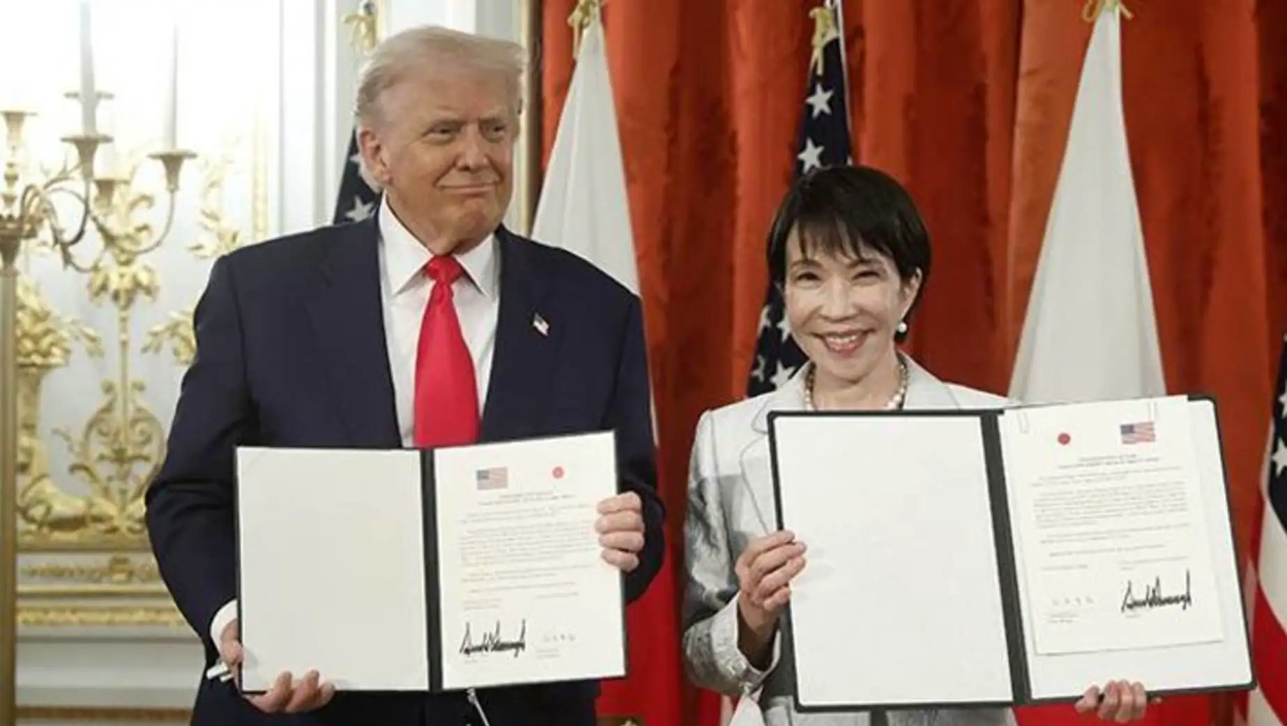 Trump ve Takaichi, anlaşma belgelerini tutuyor. Trump ve Takaichi, anlaşma belgelerini tutuyor.