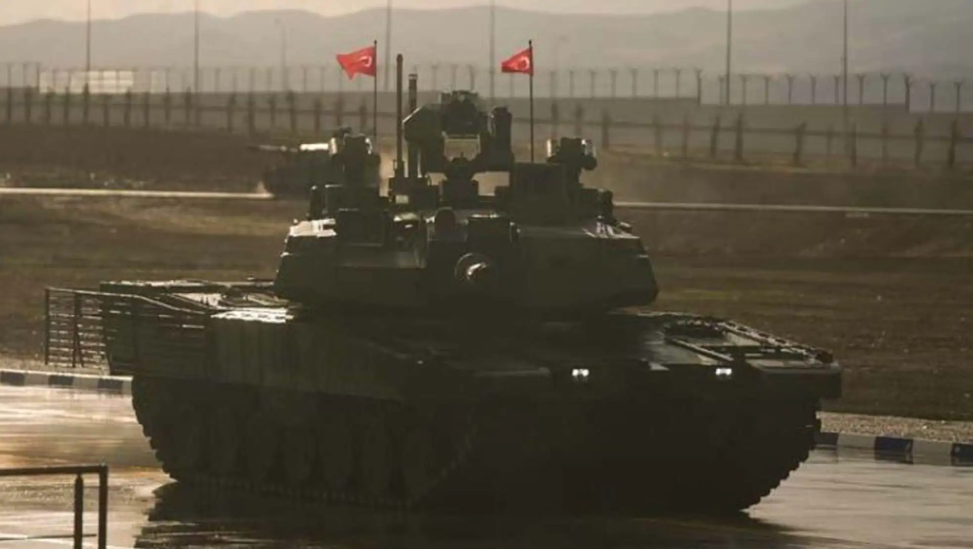 Bir askeri tank yol alıyor. Bir askeri tank yol alıyor.