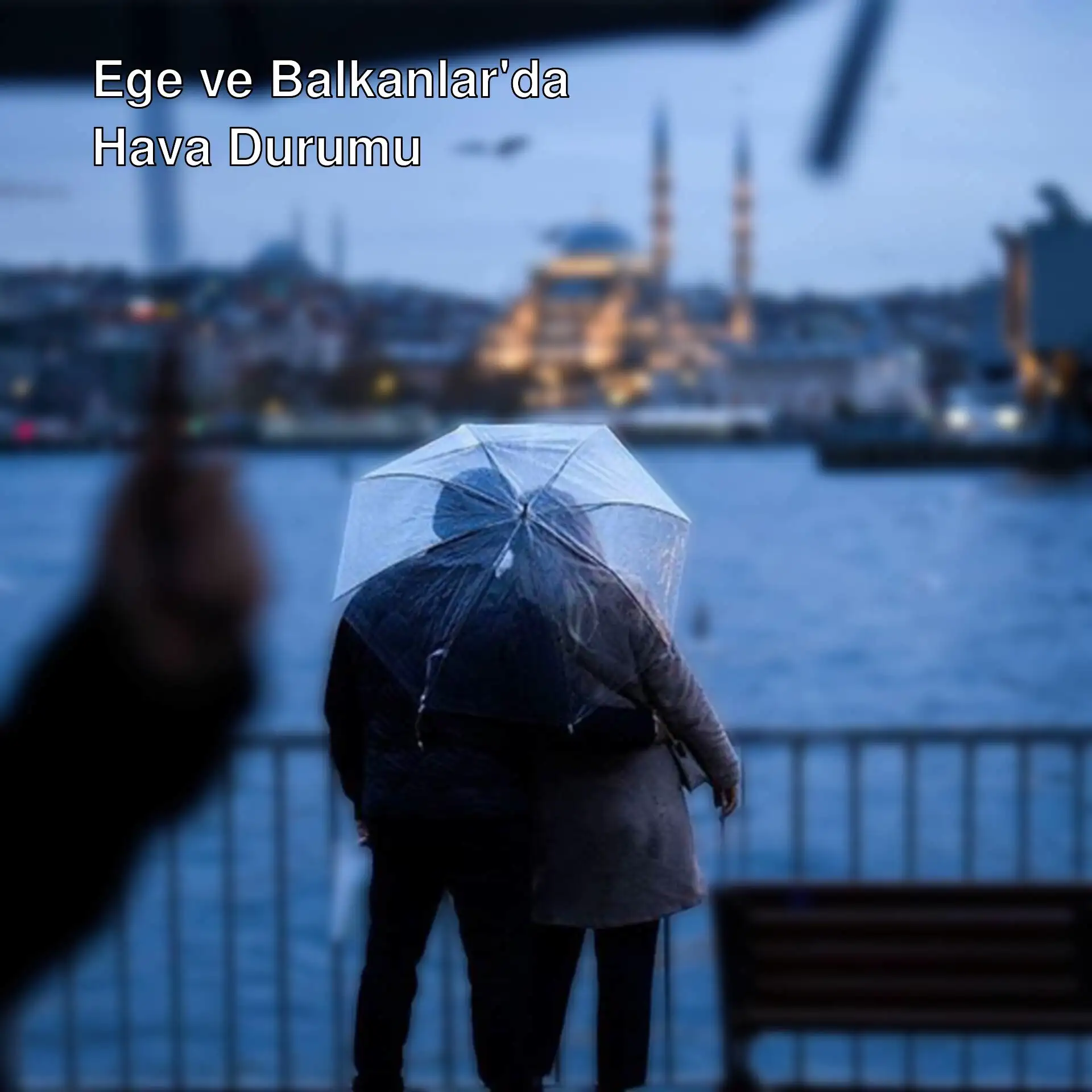 Bir çift şemsiye ile bankta duran insanlar.