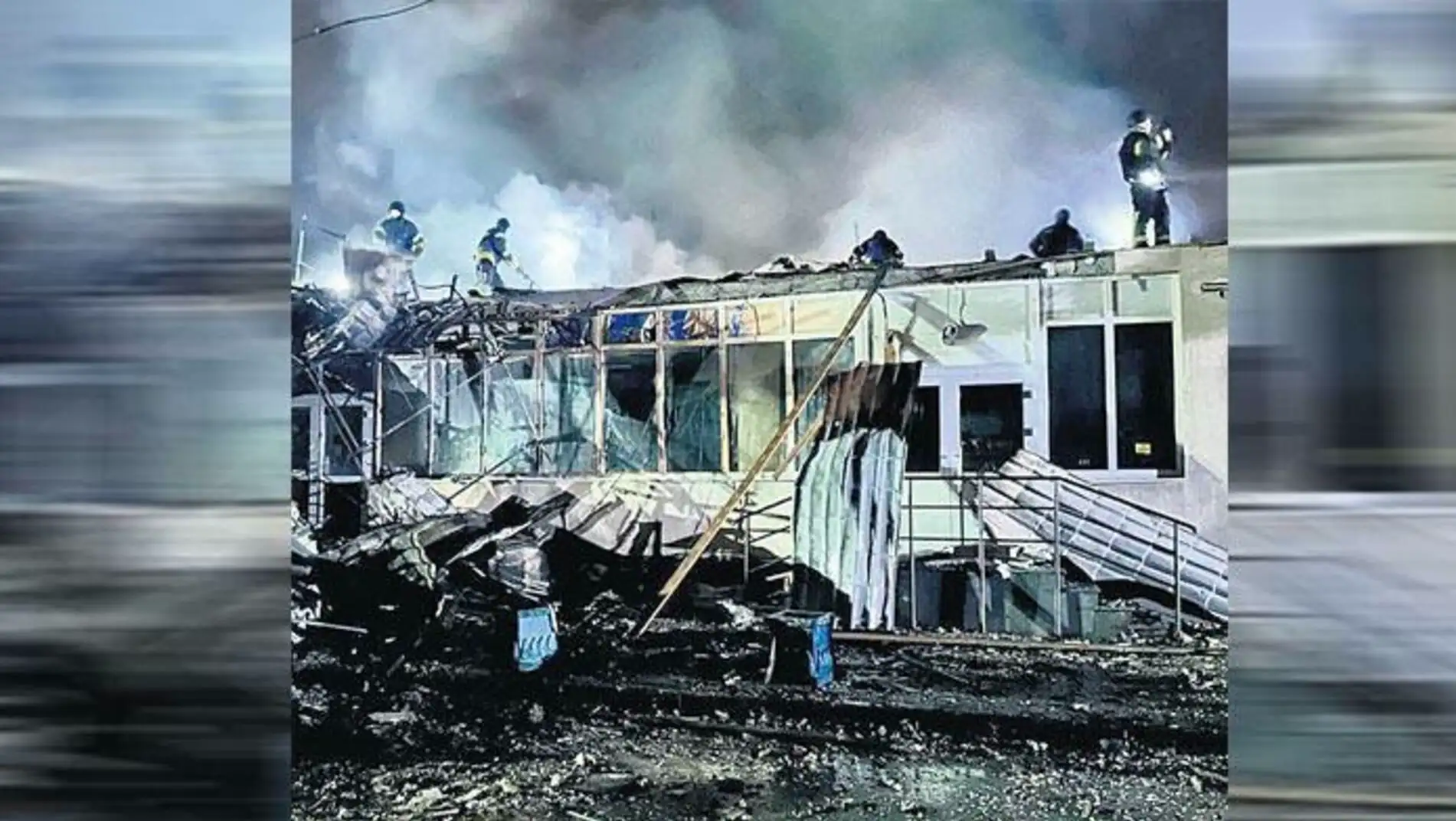 Bir grup insan bir binanın çatısında. Bir grup insan bir binanın çatısında.