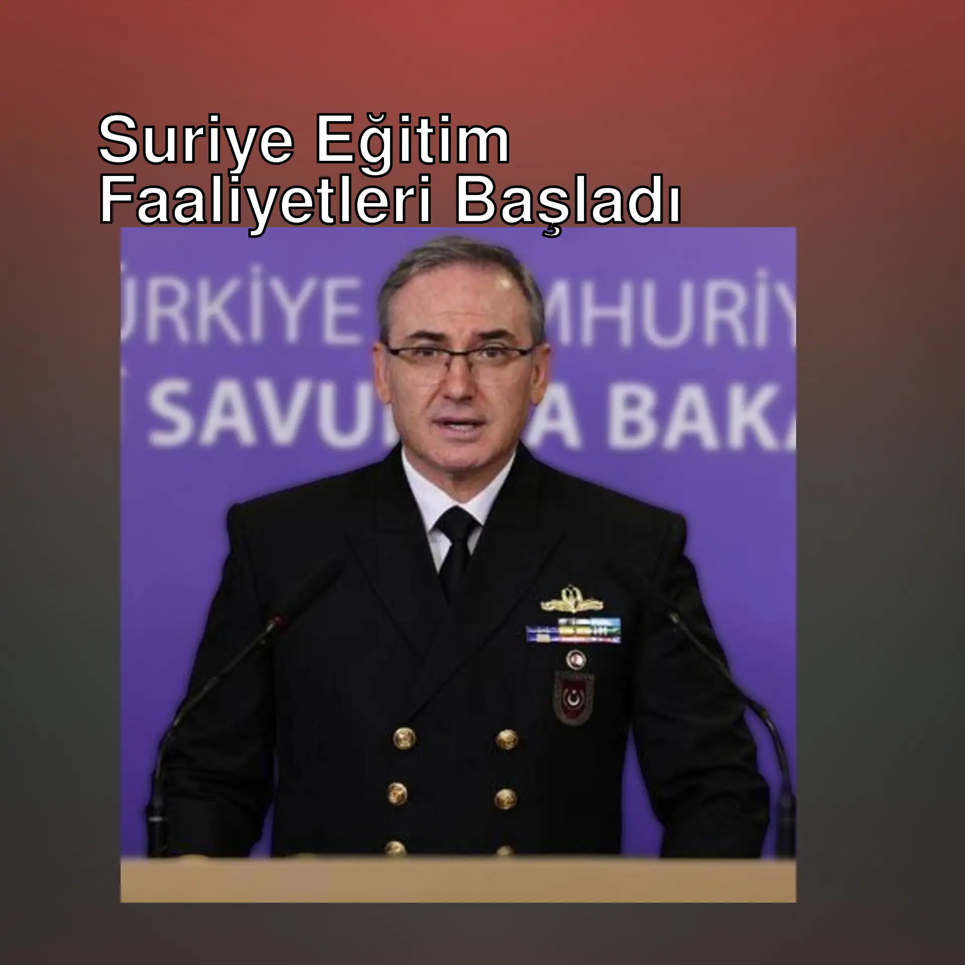 Askeri üniforma giymiş bir adam, bir podiumda duruyor.