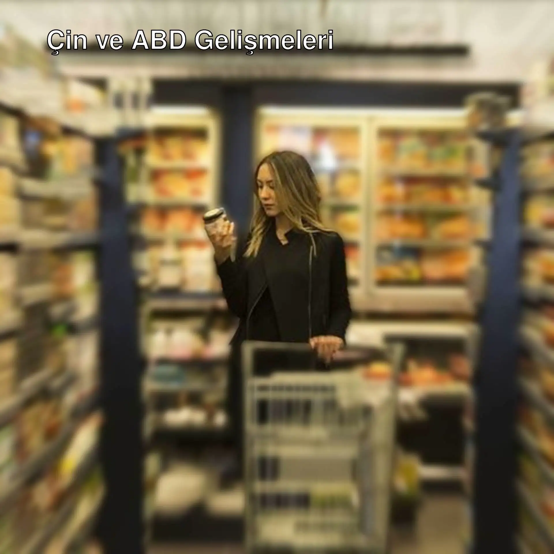 Bir kadın markette alışveriş yapıyor. Bir kadın markette alışveriş yapıyor.