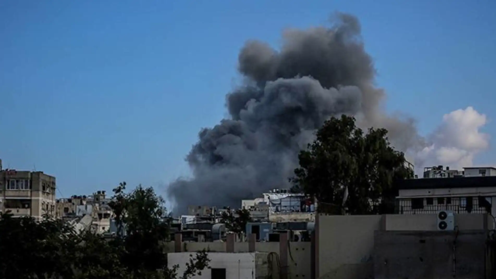 Gökyüzünde siyah duman bulutları Gökyüzünde siyah duman bulutları