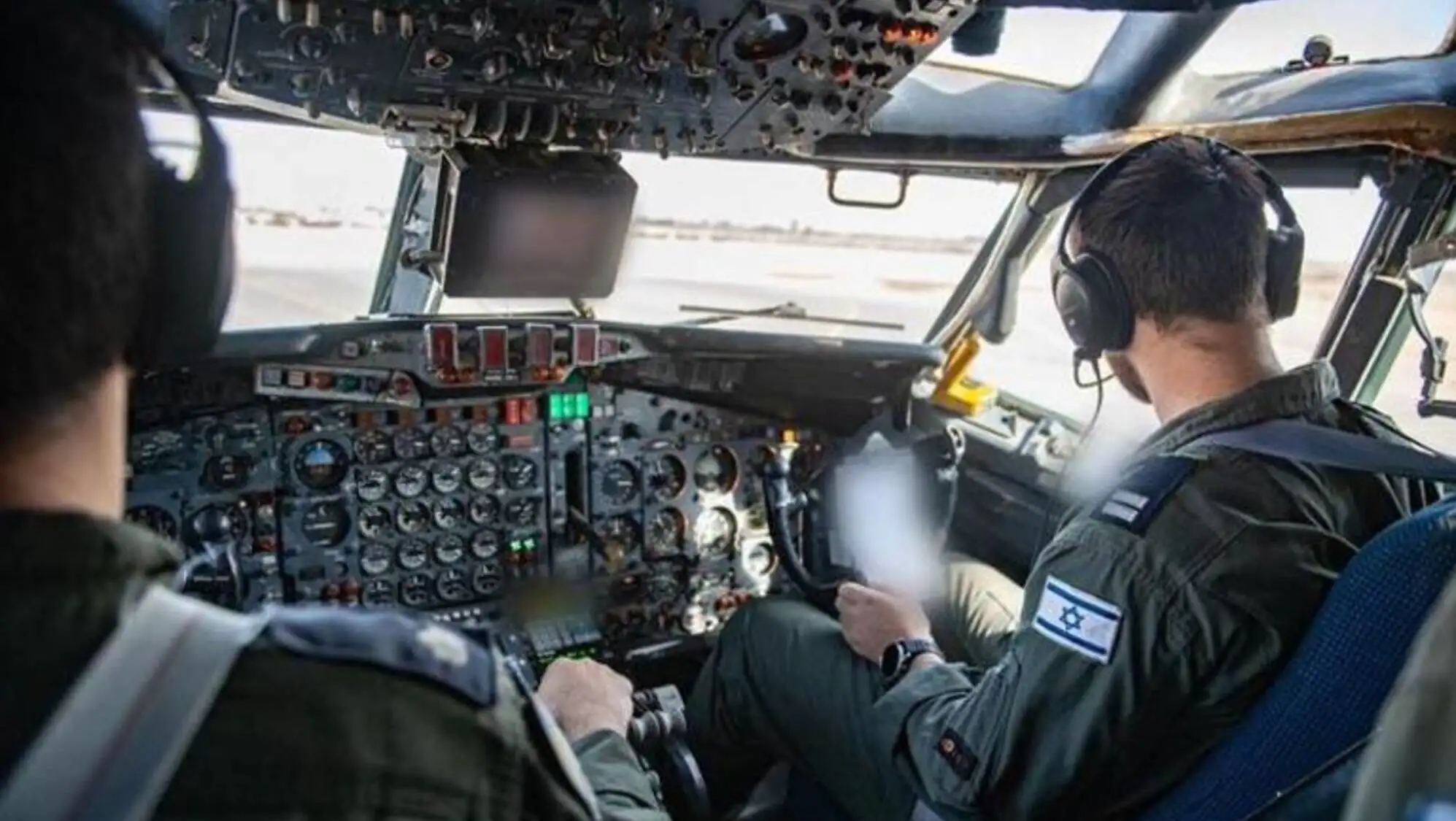 Bir grup adam uçağın kokpitinde. Bir grup adam uçağın kokpitinde.